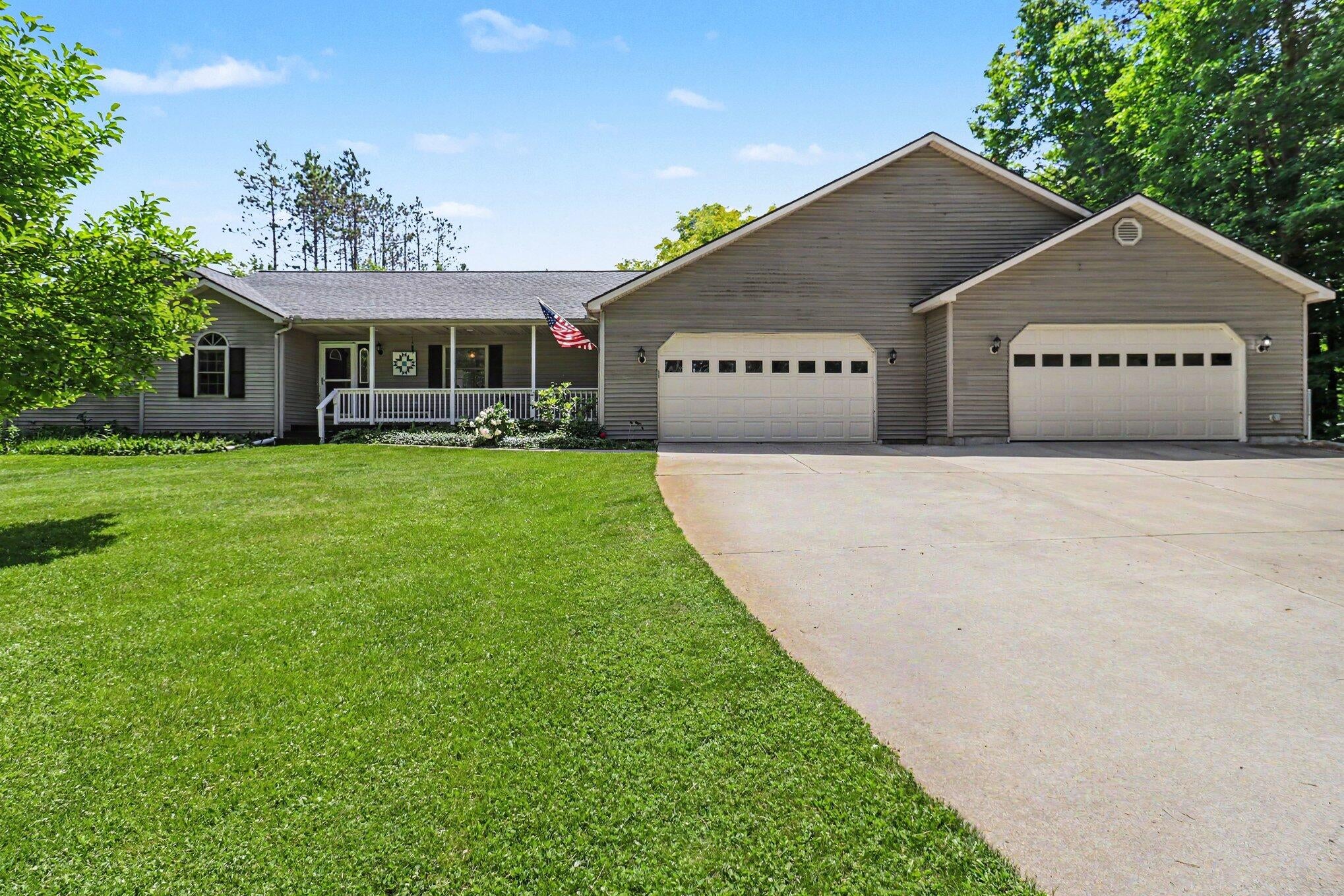7245 River Road — photo