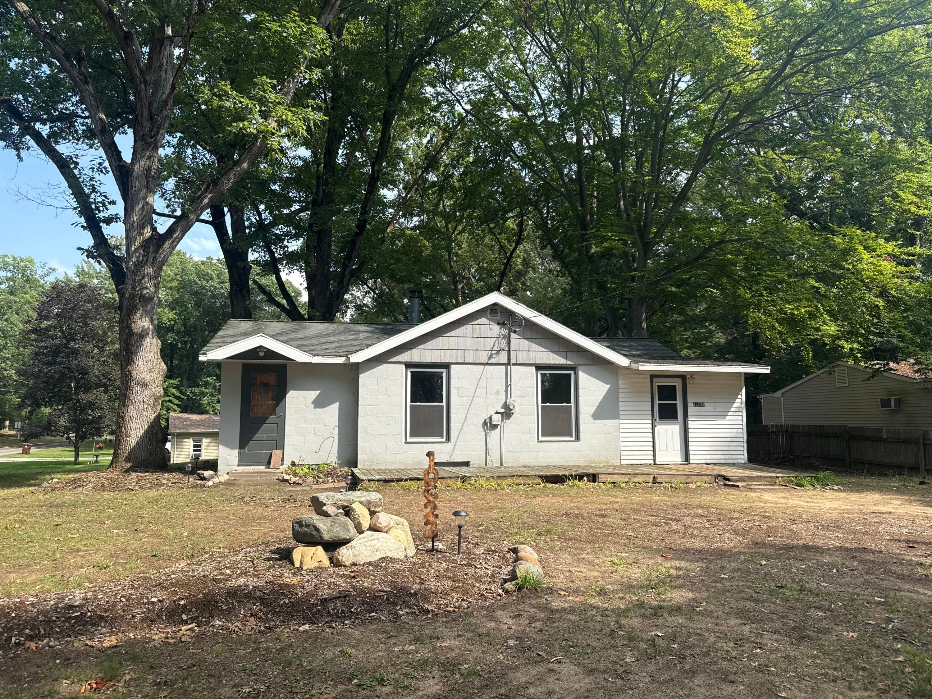 10622 Round Lake Drive — photo