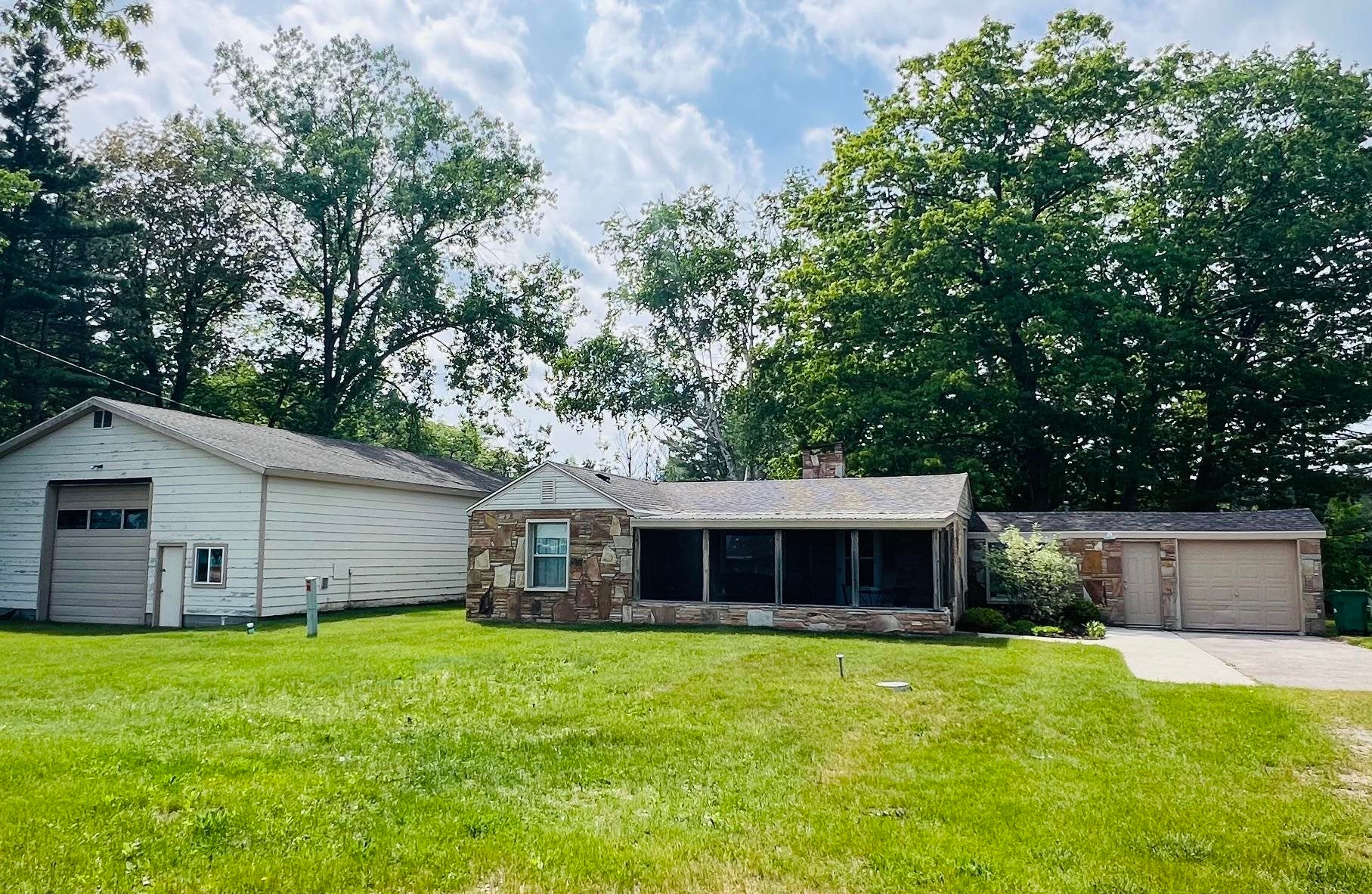 3325 N US-23 N — photo
