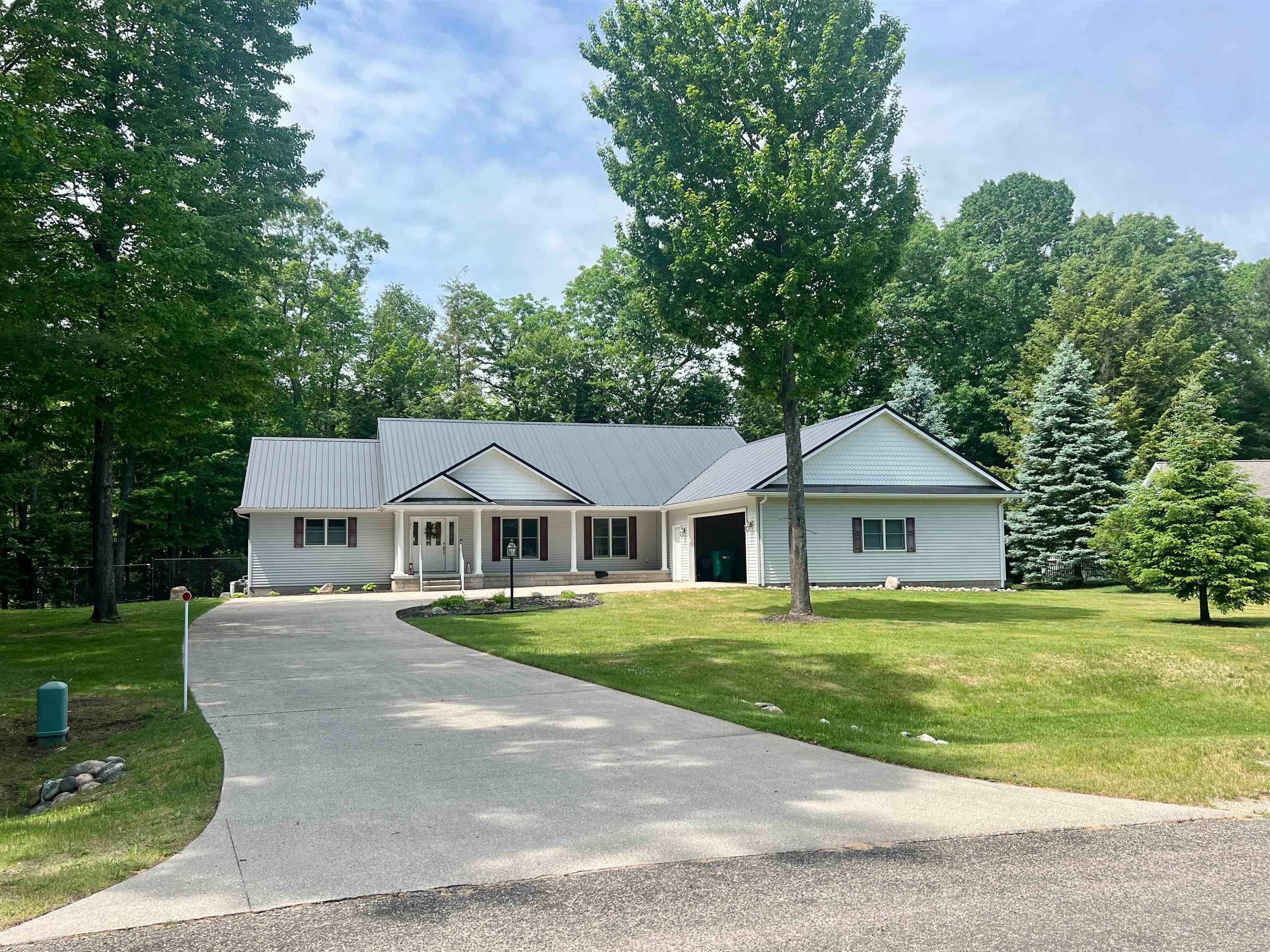 131 Indian Oaks Trail — photo