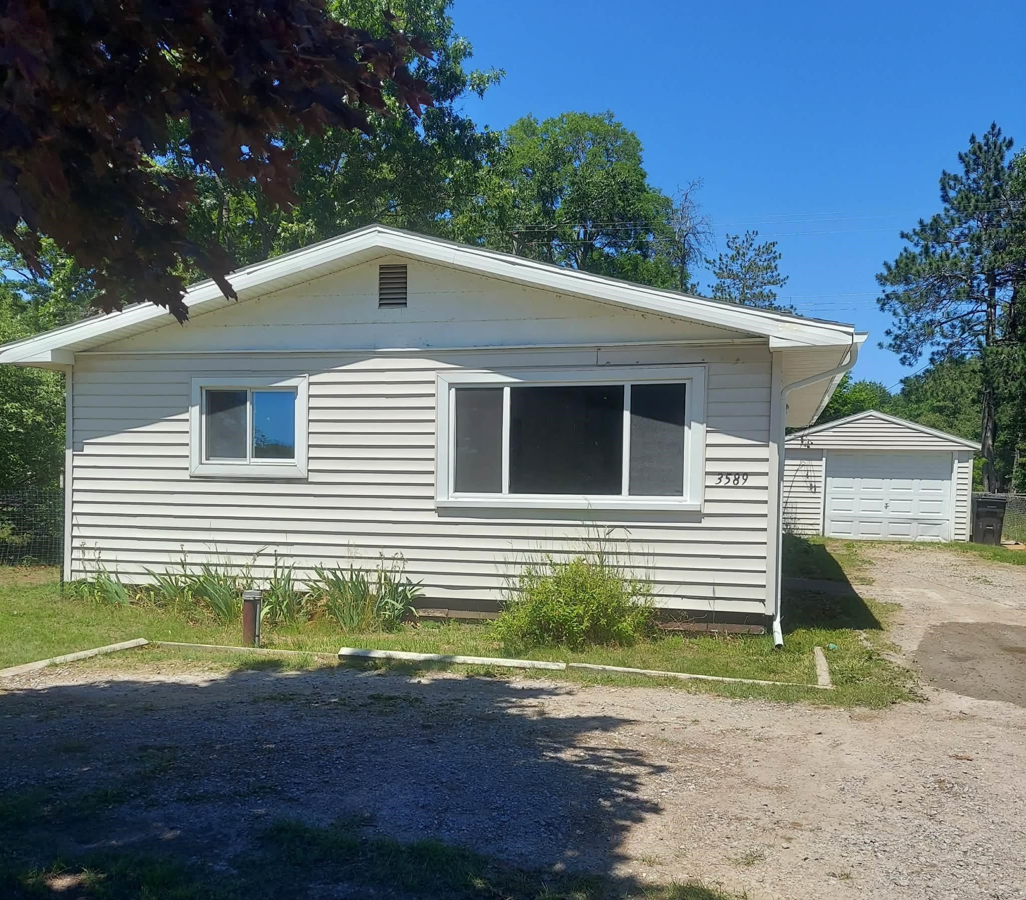 3589 River Road — photo