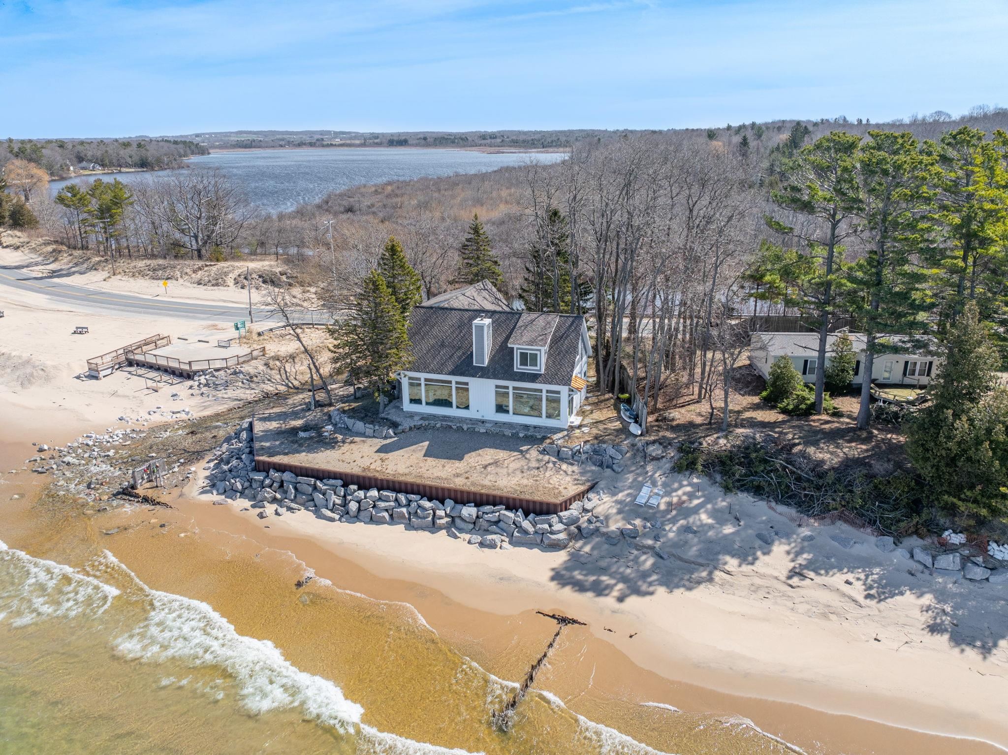 3126 Lake Shore Road — photo