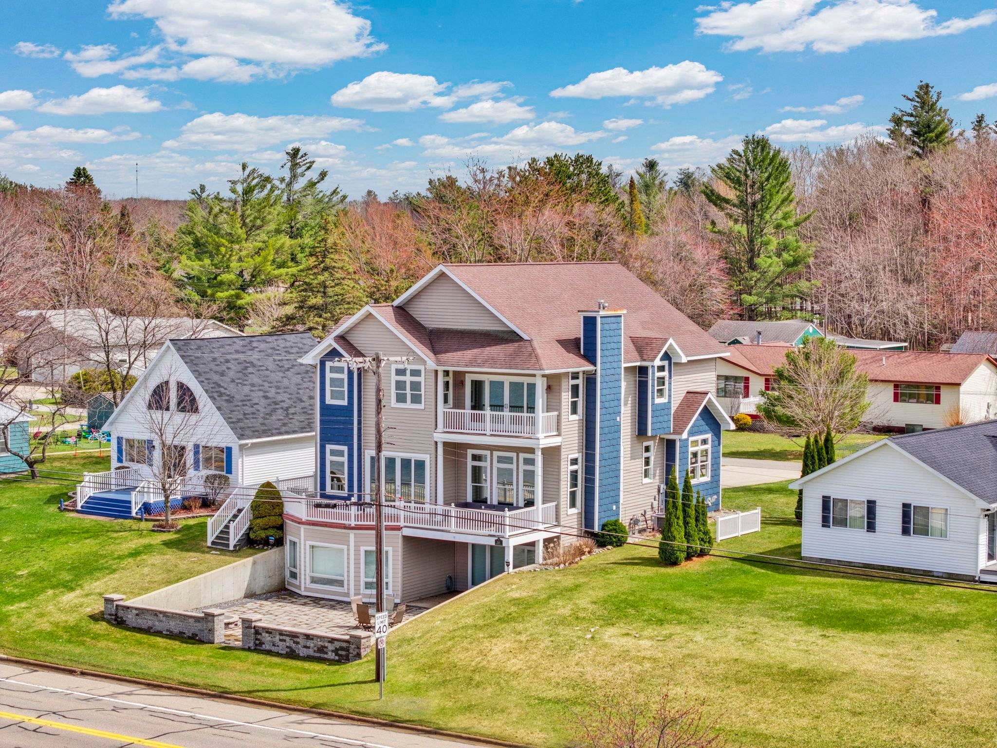 2121 Sunnyside Drive — photo