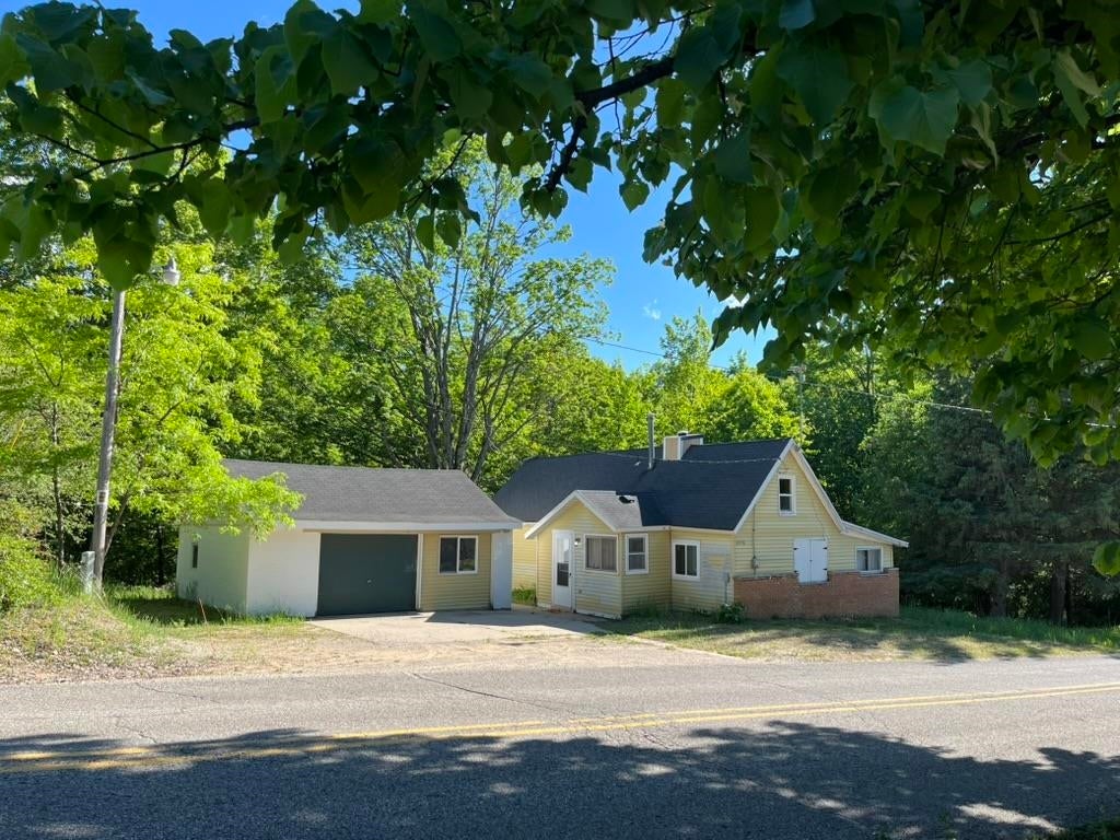 2570 Kettle Lake Road — photo