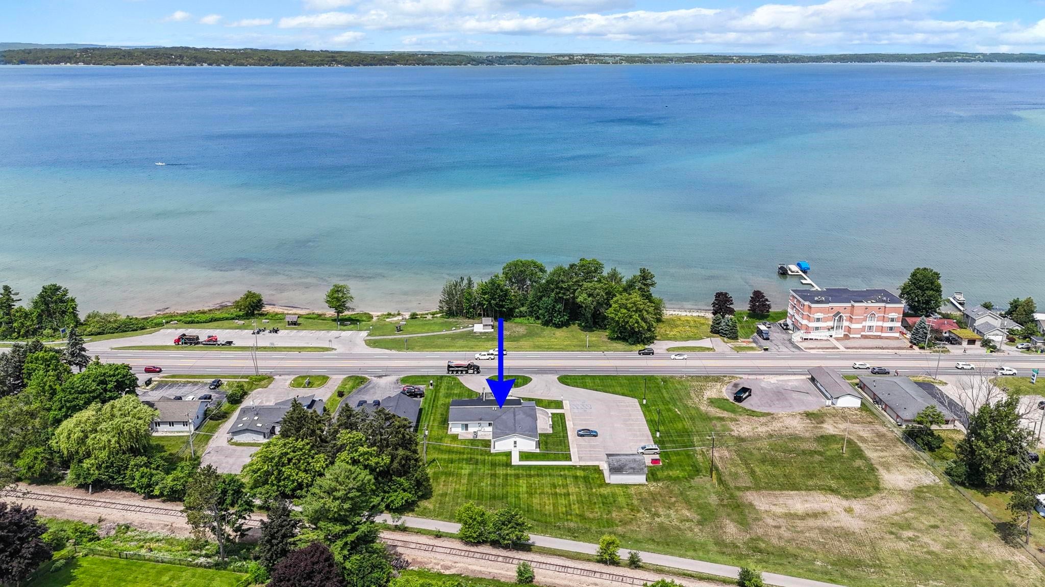5168 - 5200 N US-31 — photo