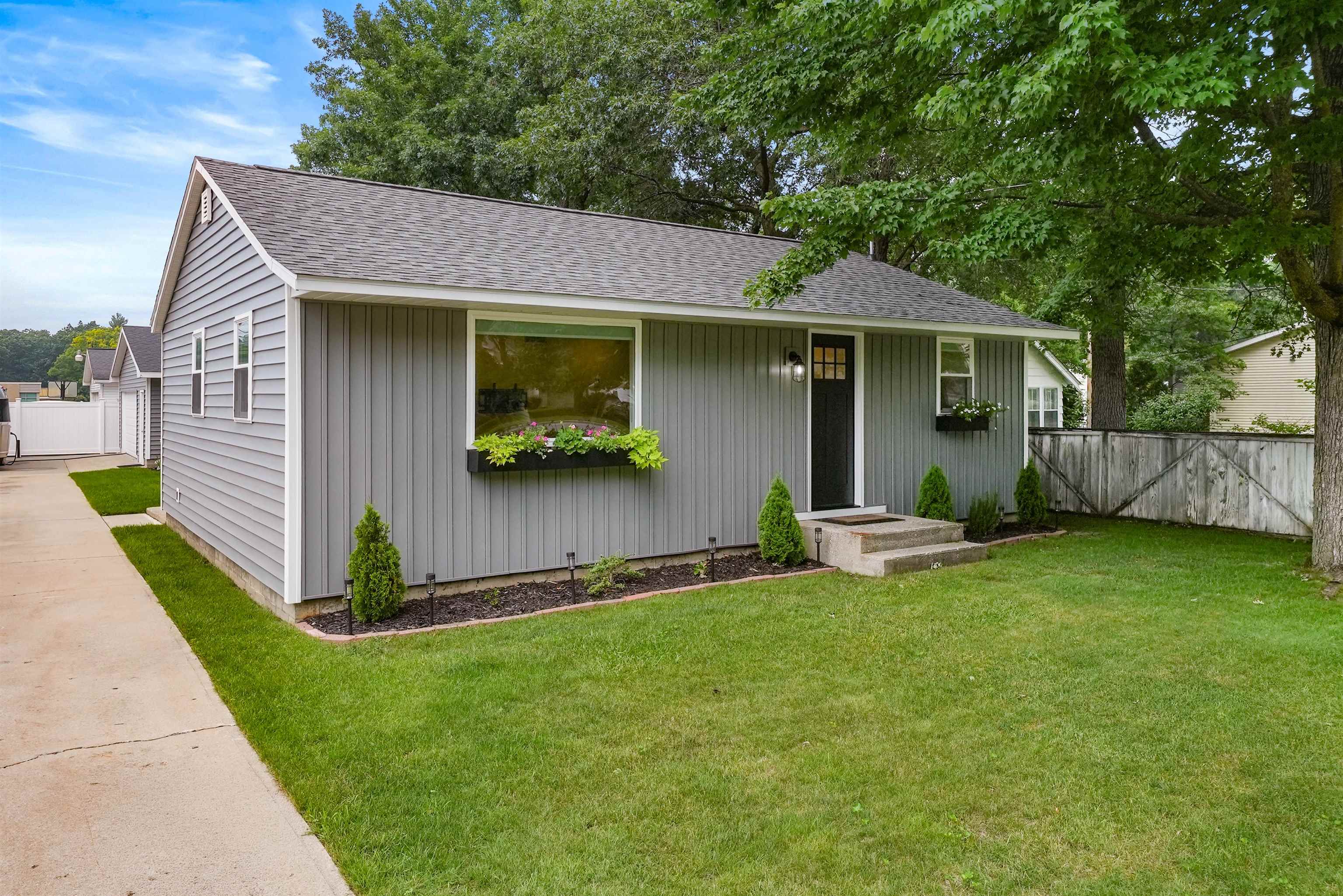 917 Carver Street — photo