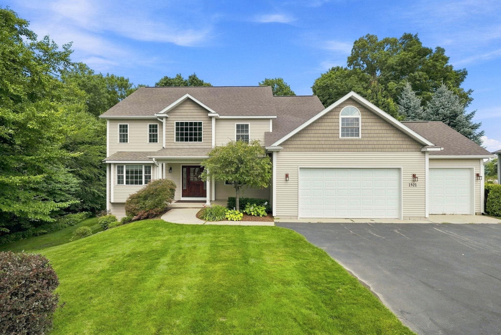 1521 Bee Court — photo