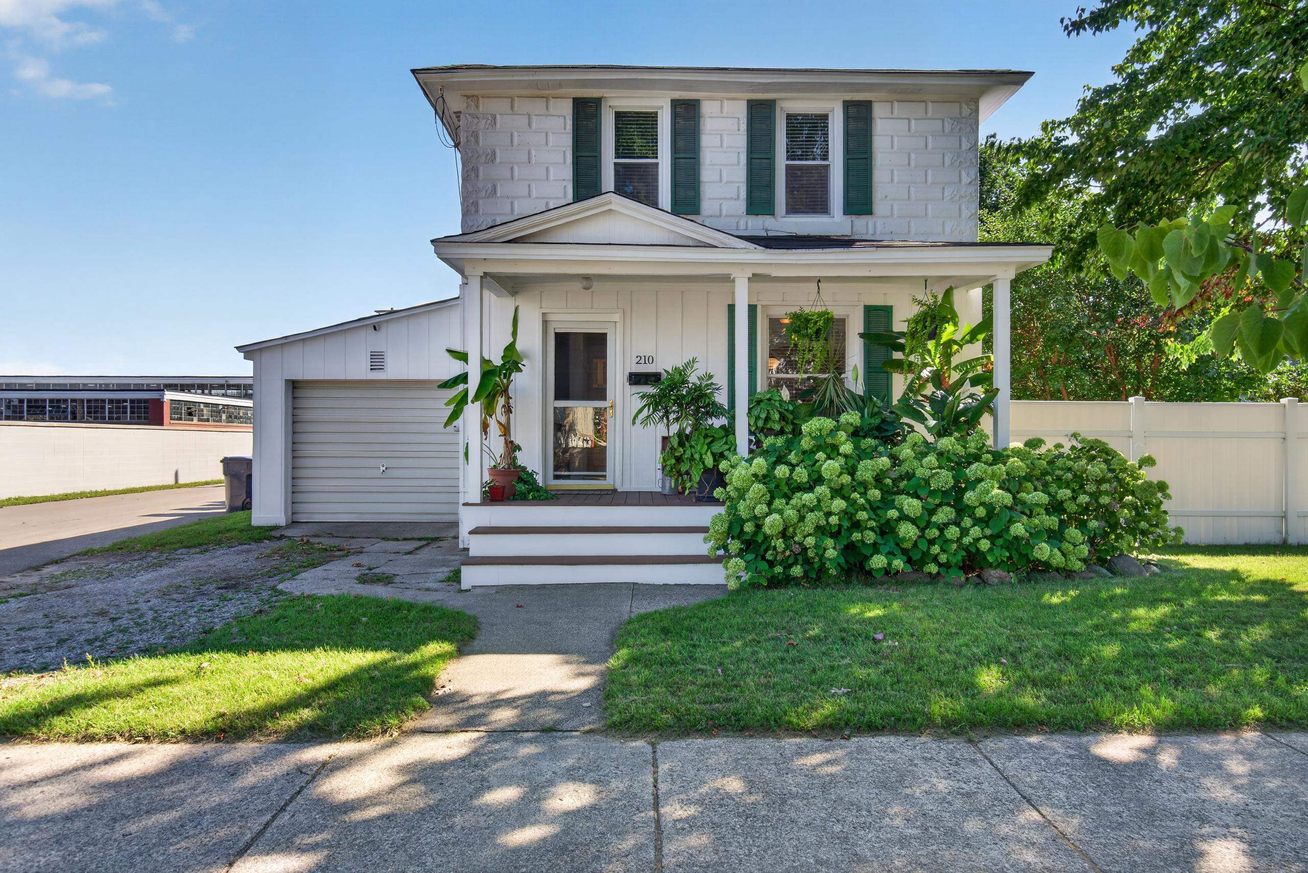 210 E Twelfth Street — photo