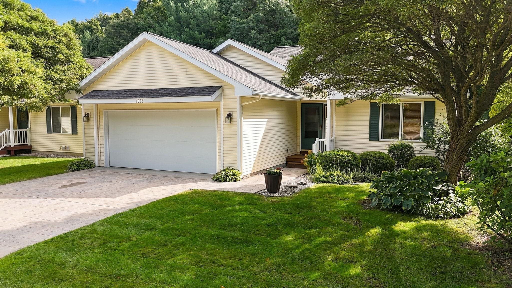 1685 Veterans Drive — photo