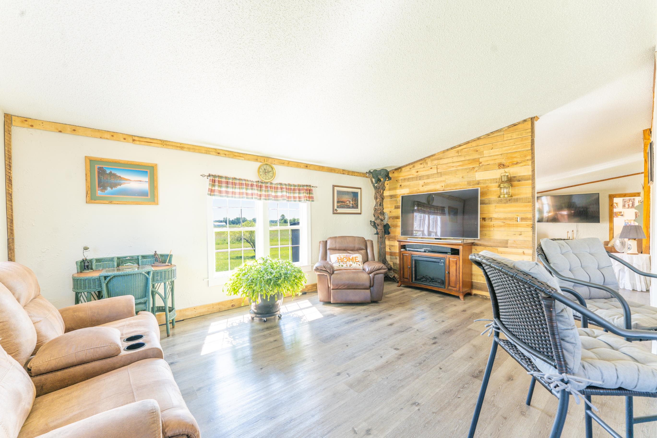 4433 Hamlin Rd — photo