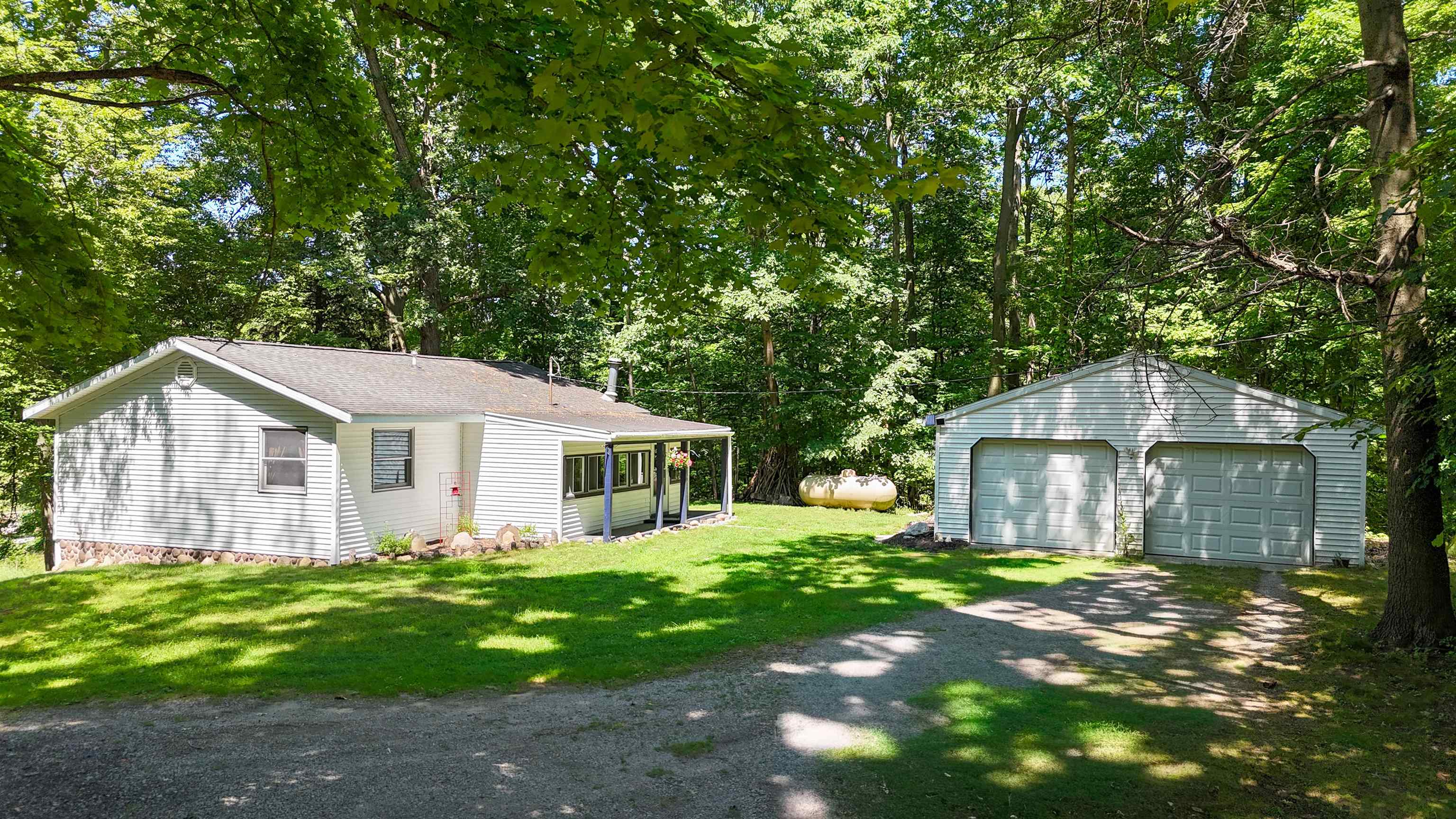 429 S Geneva, Shepherd, MI 48883 — photo 2