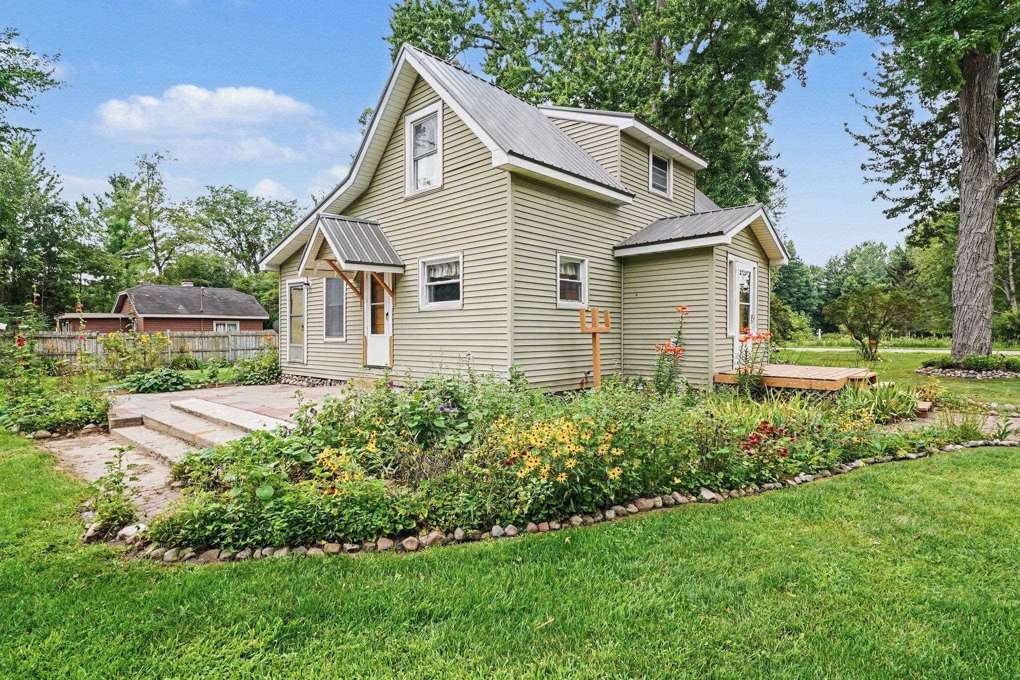 Home in WarrenTownship_Midland, Michigan 48618 — photo 3
