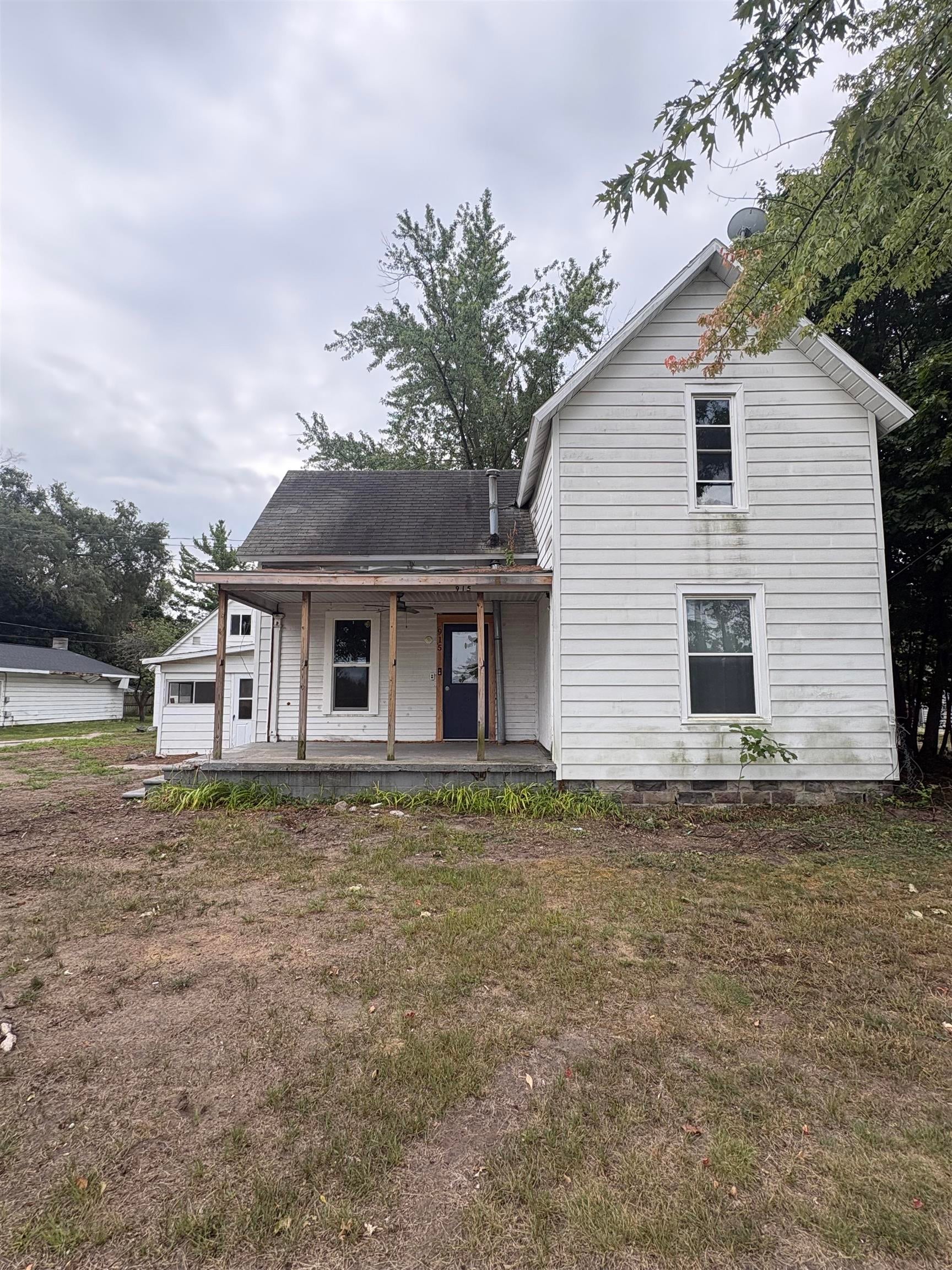 915 W Broadway Street — photo