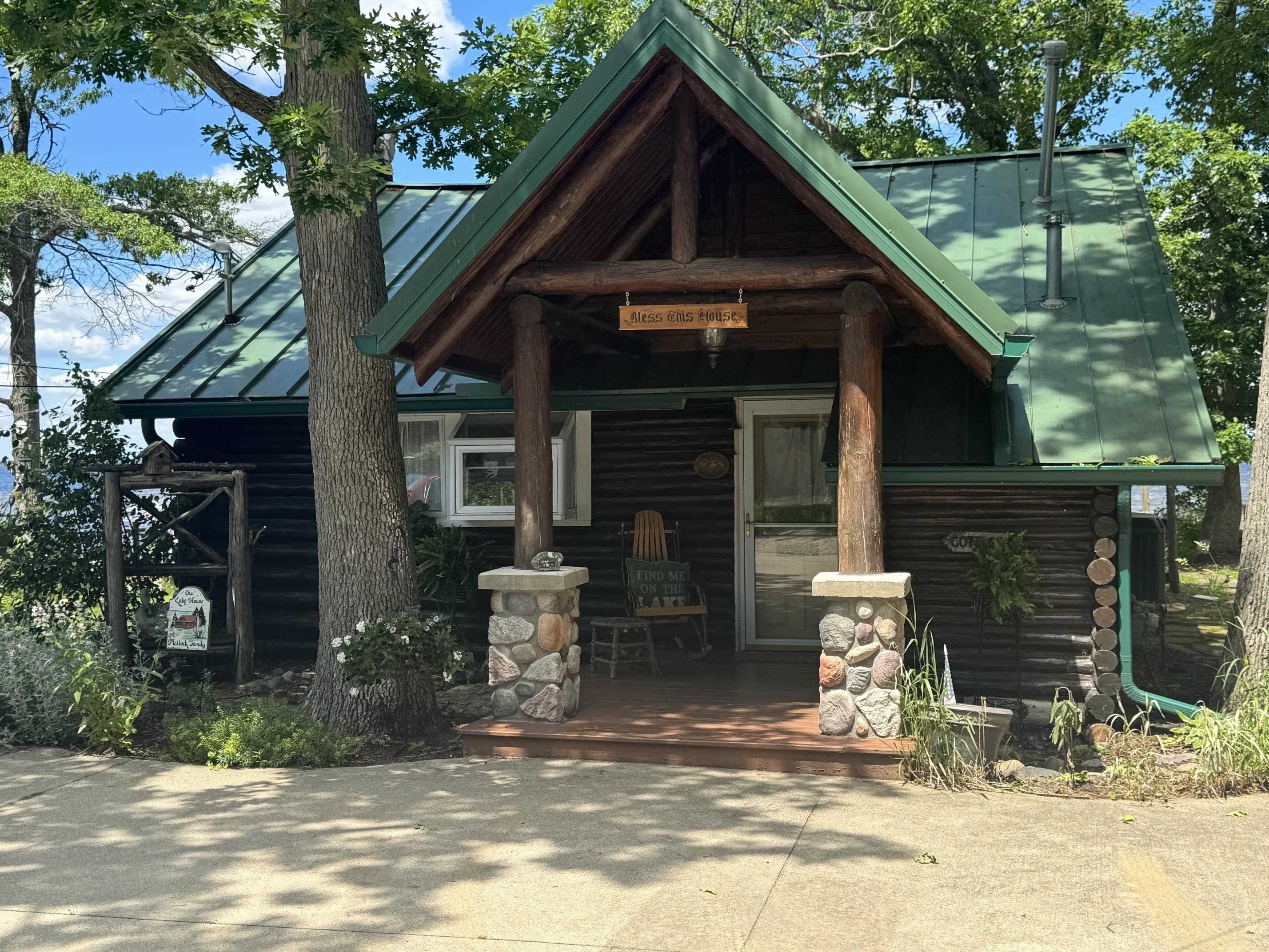 327 Sheridan Drive — photo