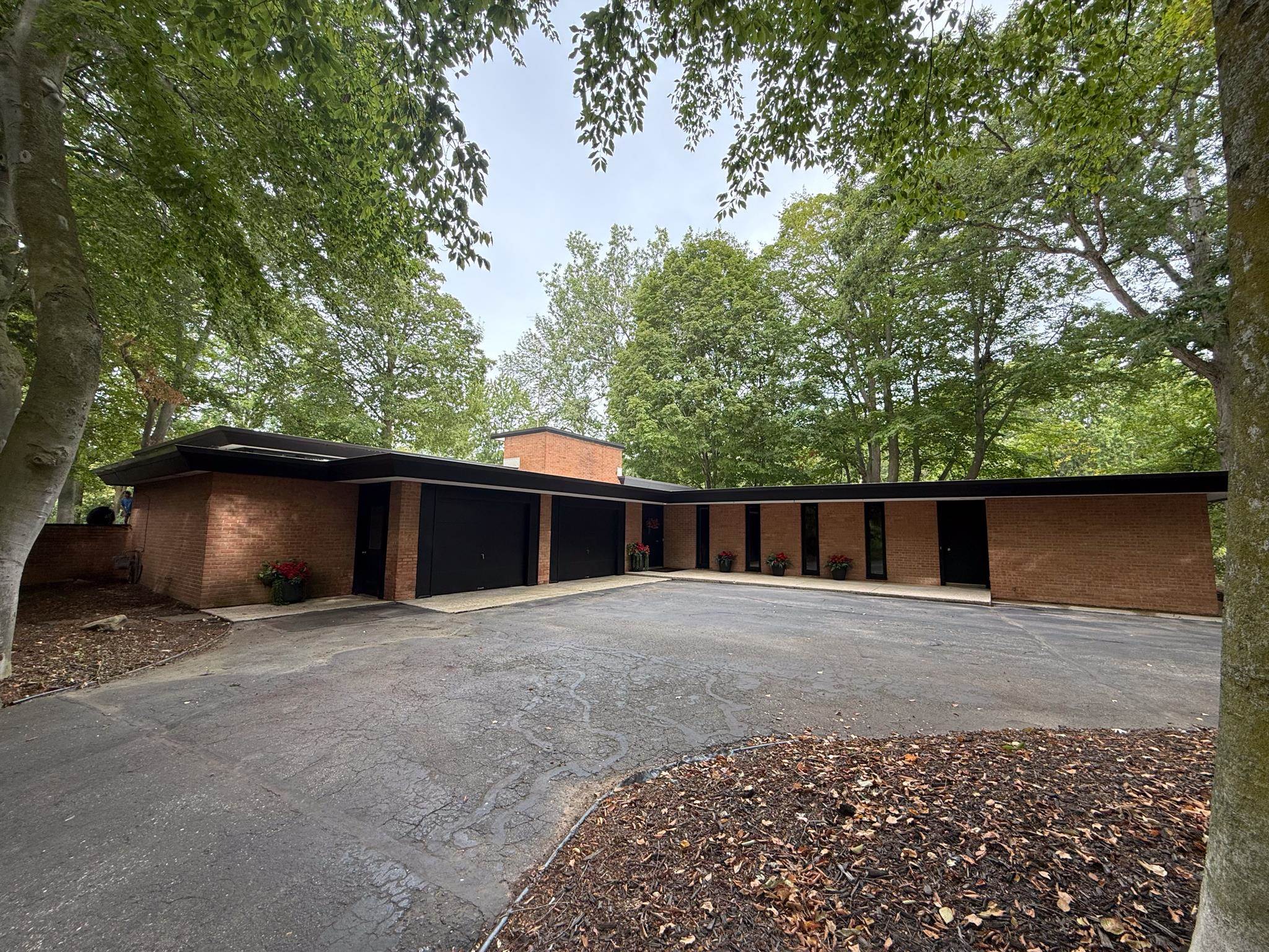 1121 Greenbanks Drive — photo