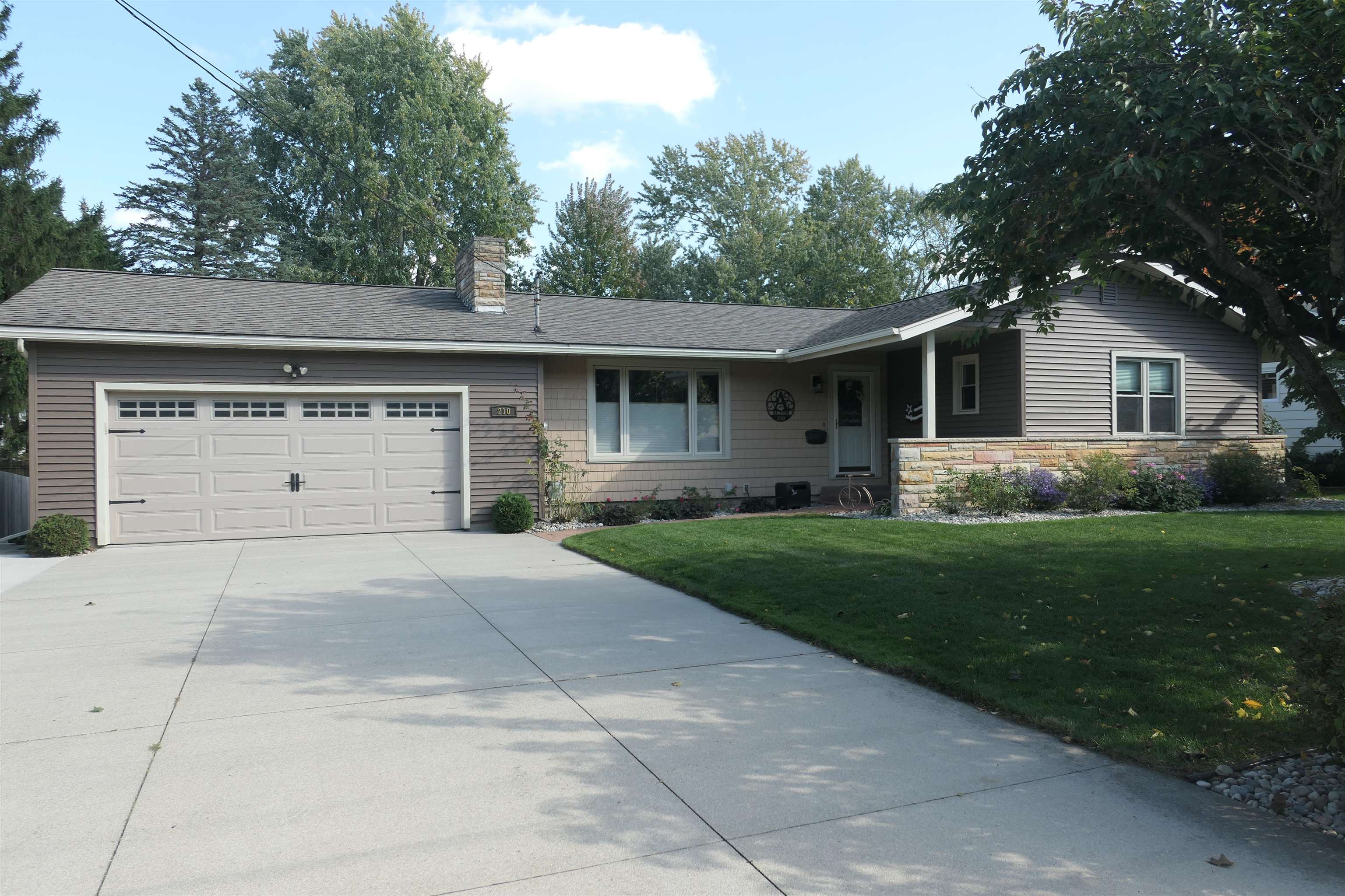 210 Pineview — photo