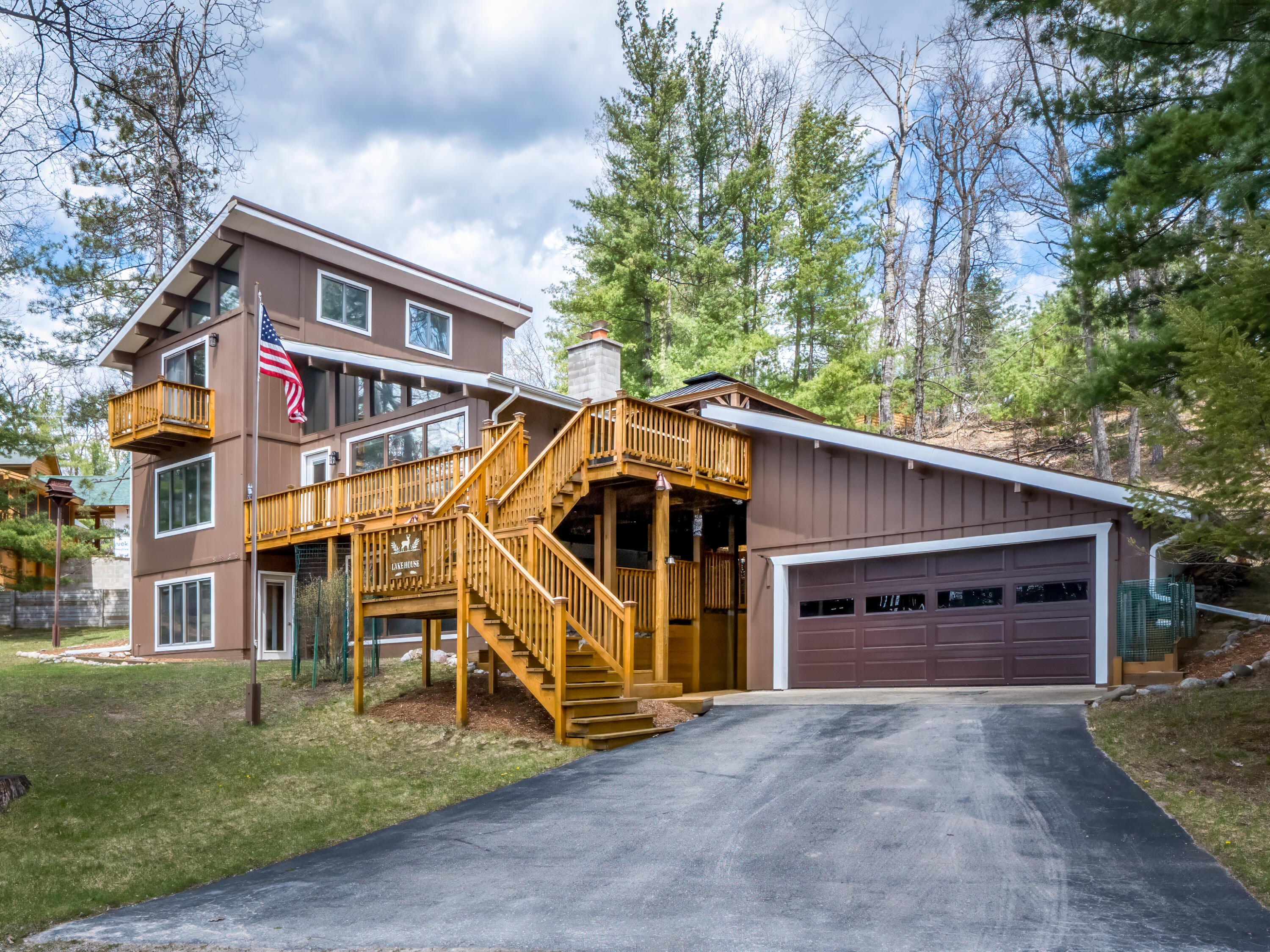 8838 Lakeshore Trail — photo