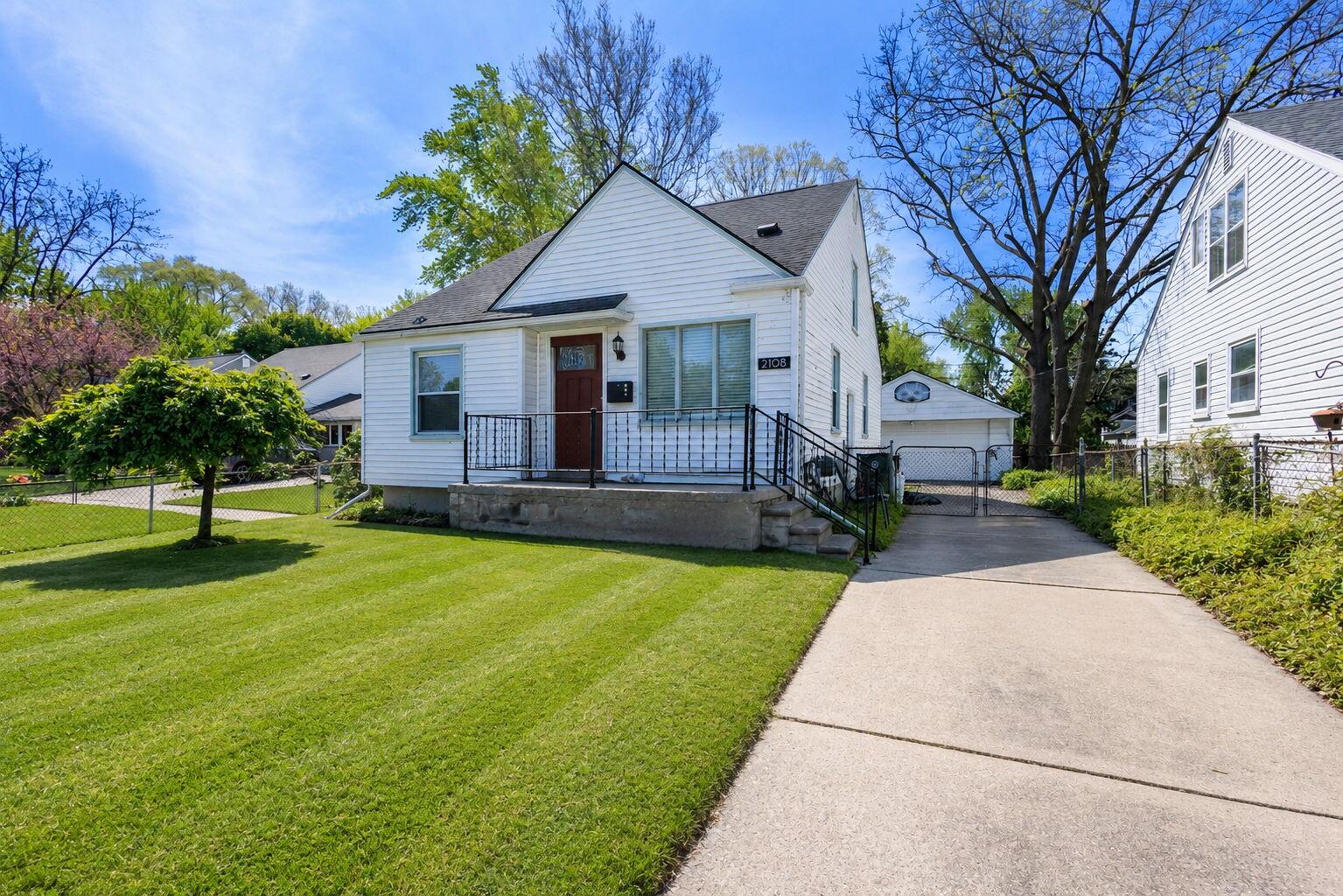 2108 E 4th Street — photo
