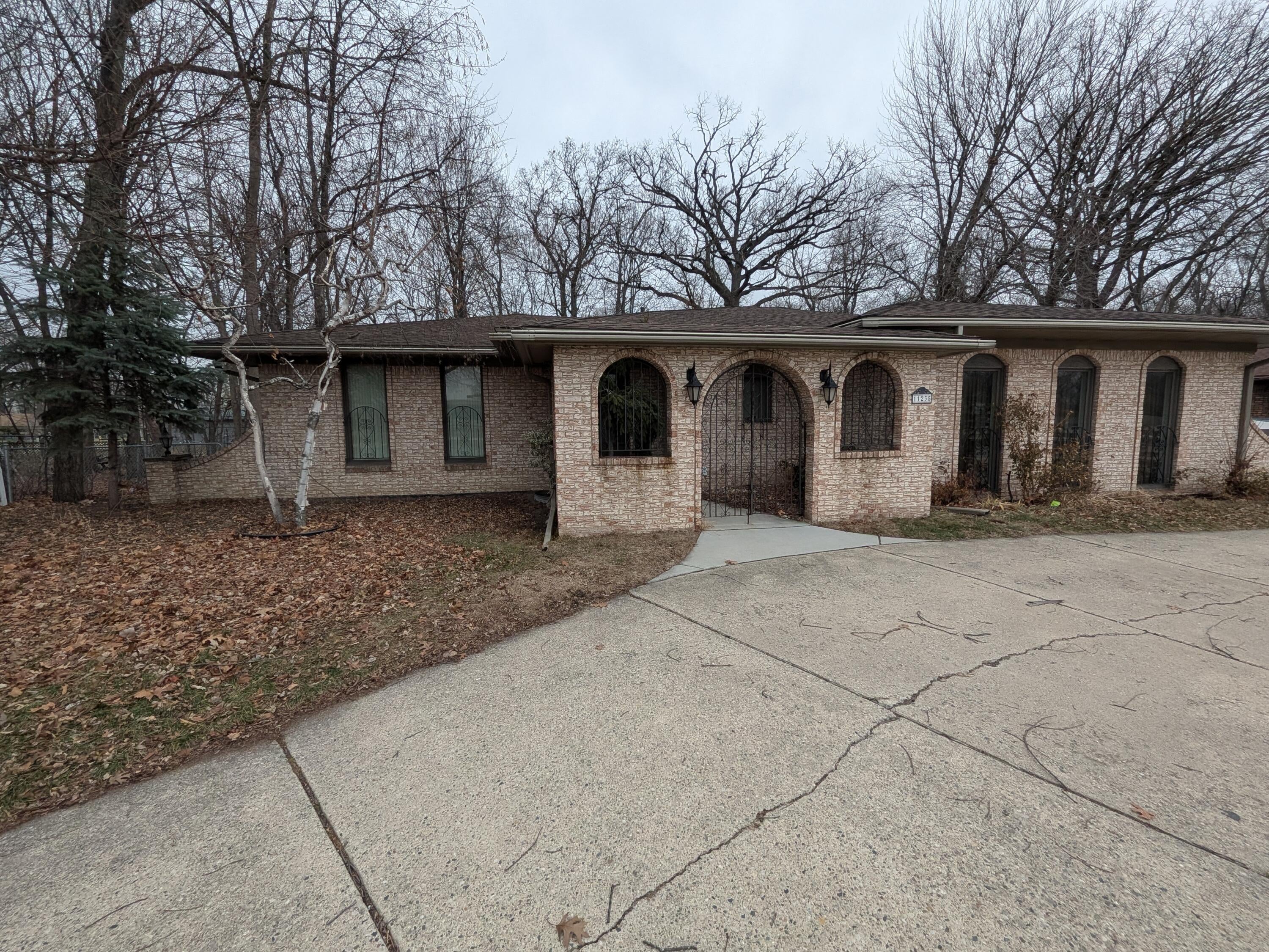 11235 Common Road — photo
