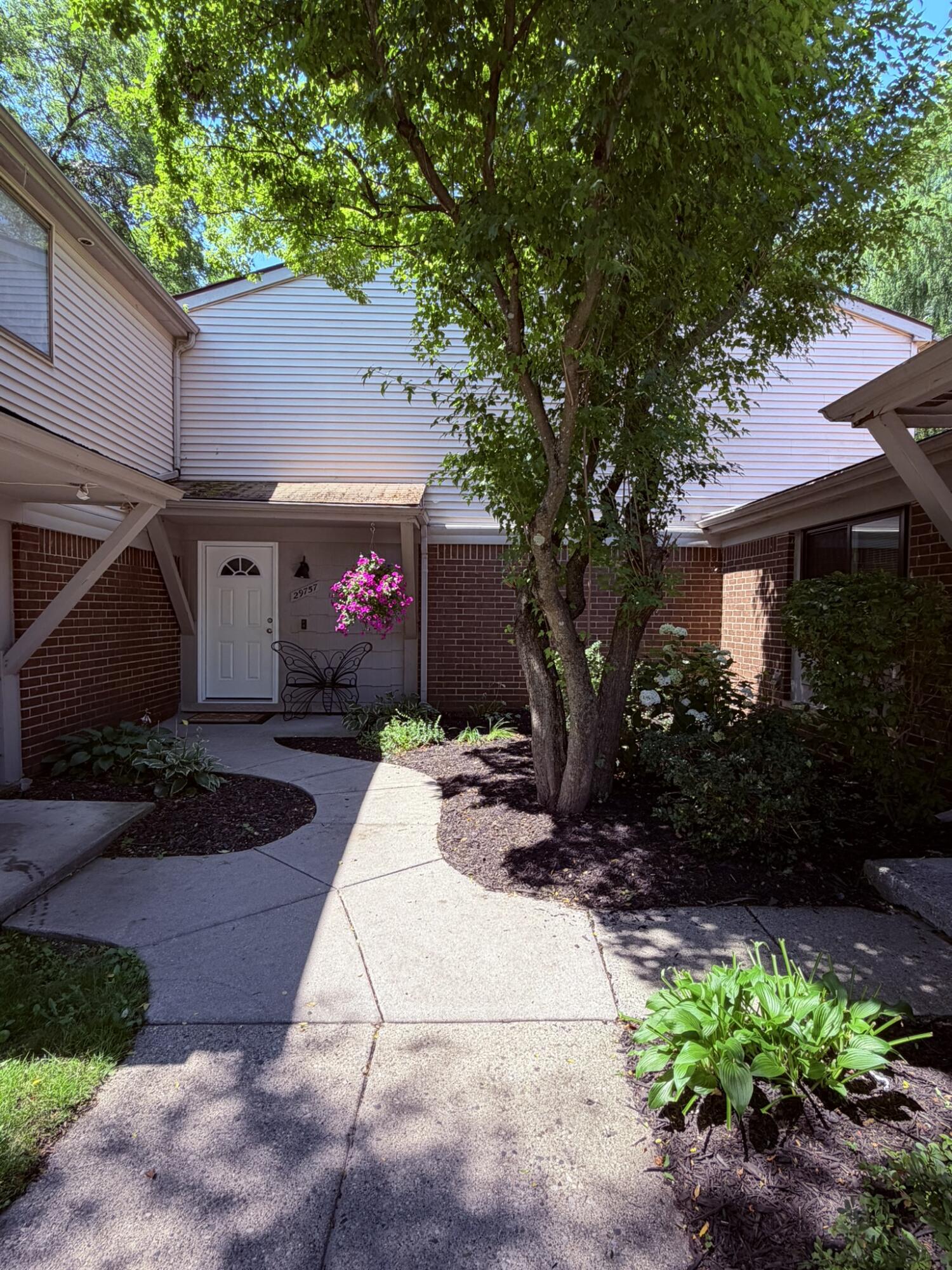 29757 Farmbrook Villa Lane, SouthfieldCity_Oakland, MI 48034 — photo 2