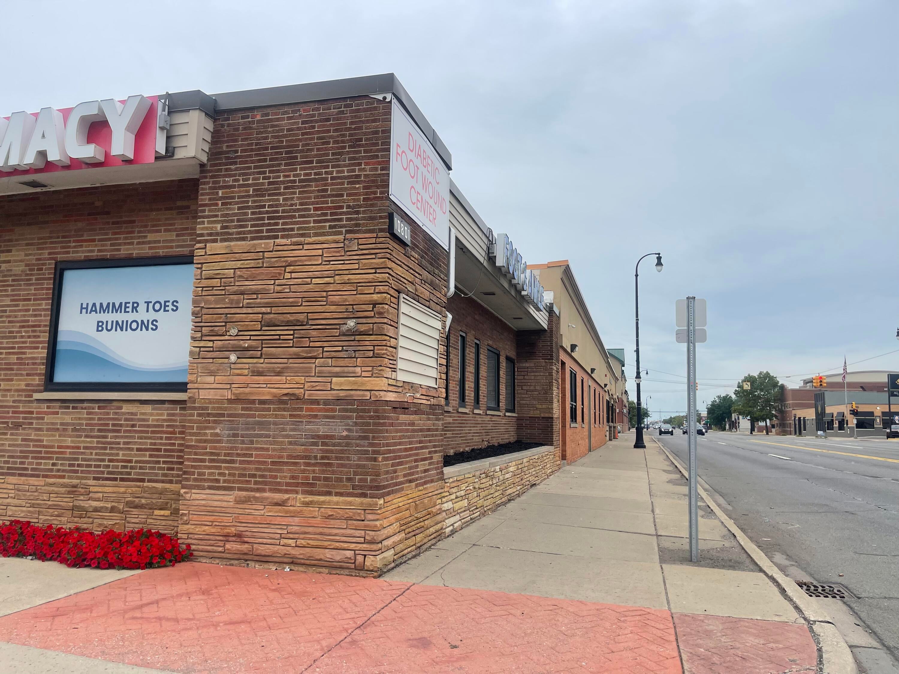 10801 W Warren — photo