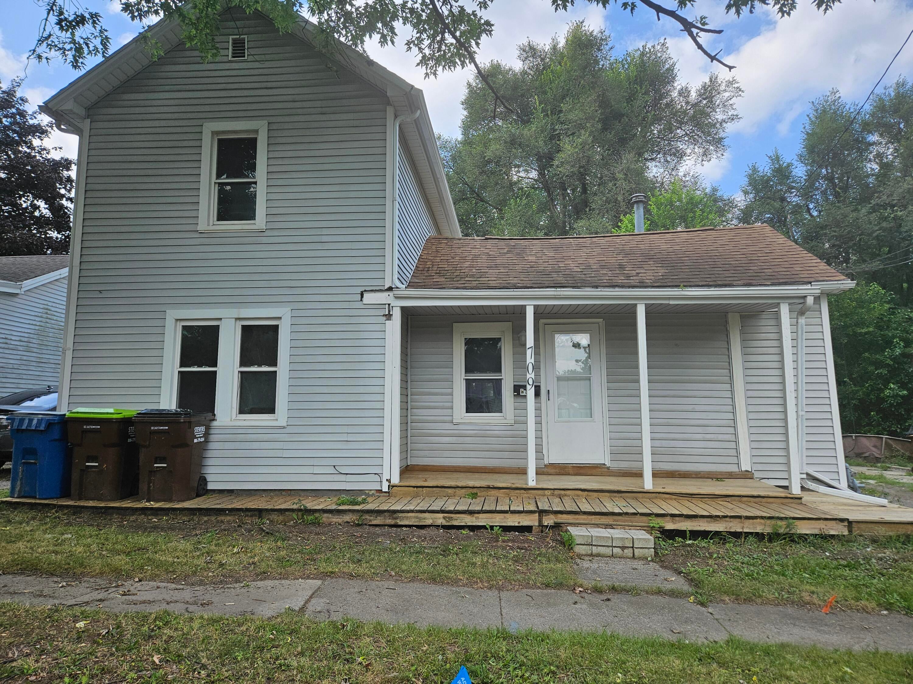 709 N Locust Street — photo