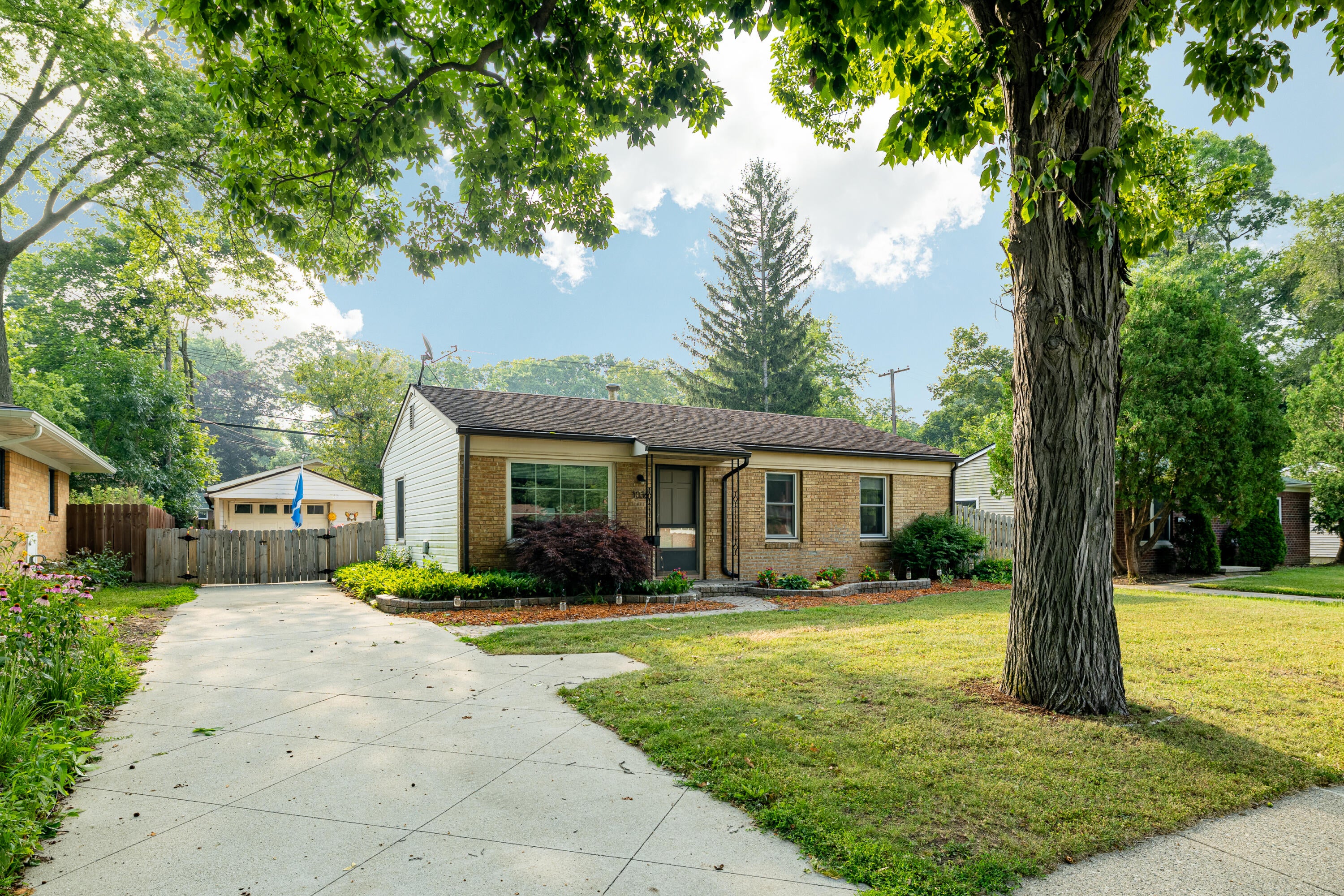 1036 N Maple Road — photo