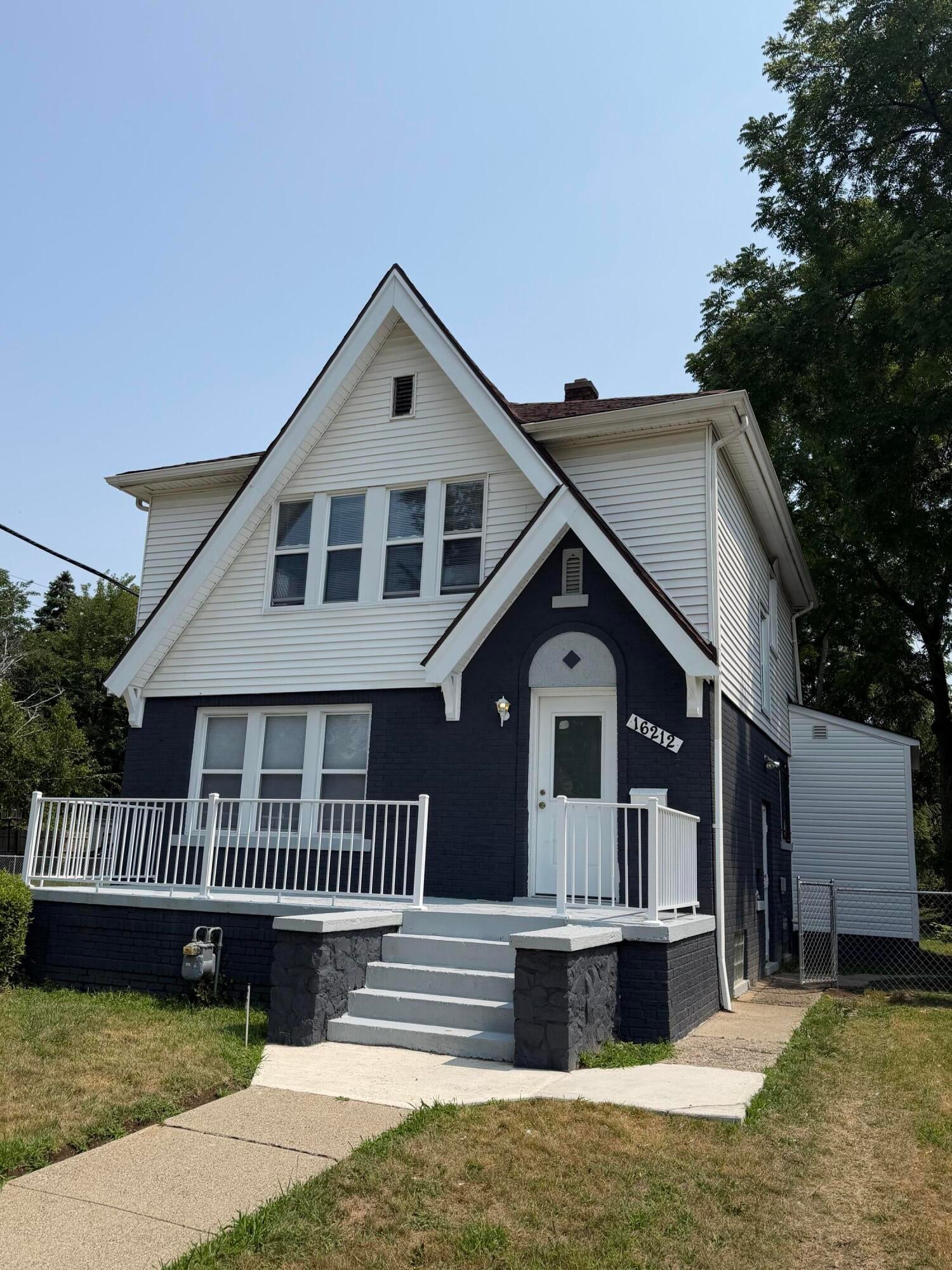 16212 Lindsay Street — photo
