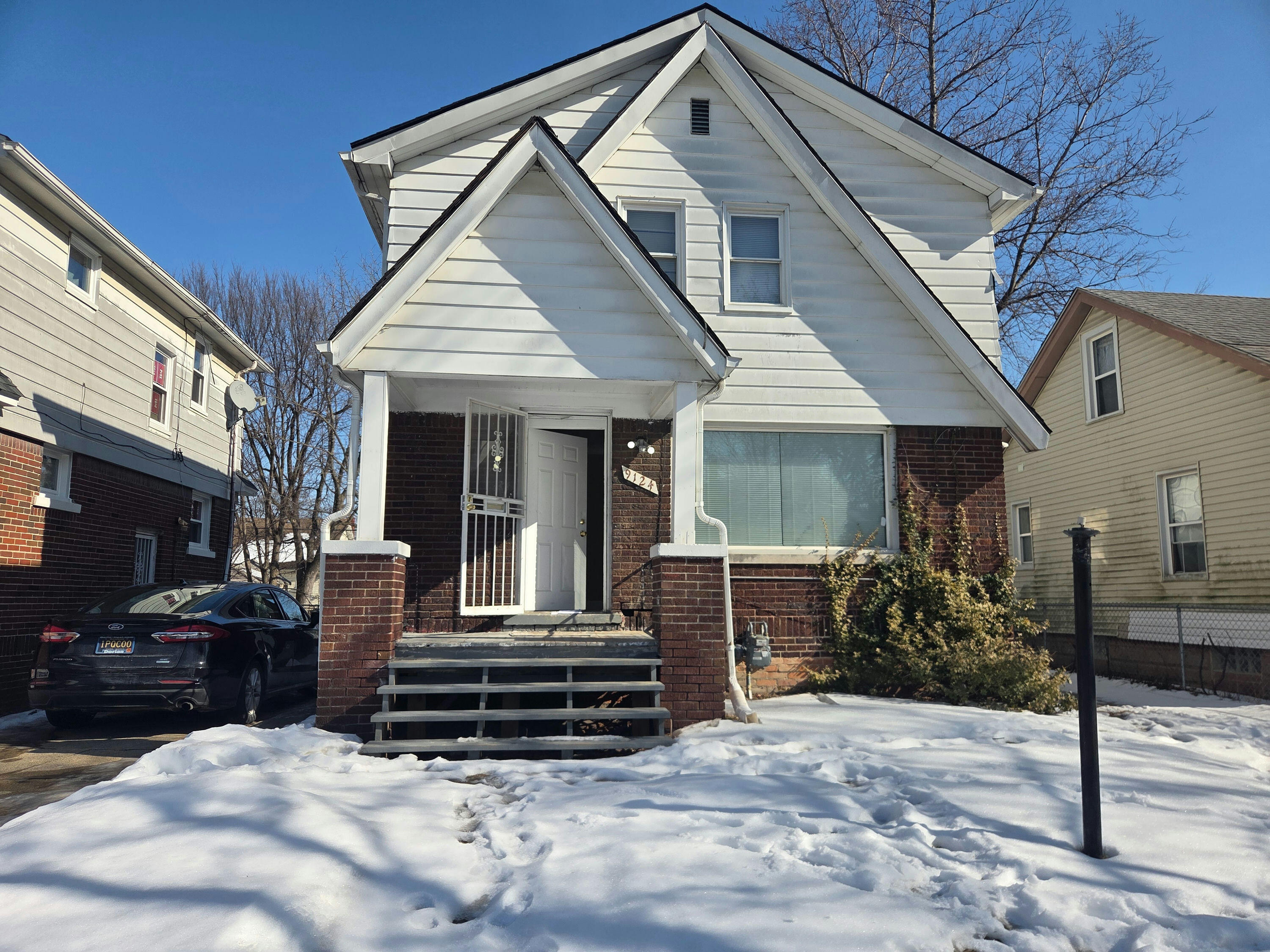 9124 Manor — photo