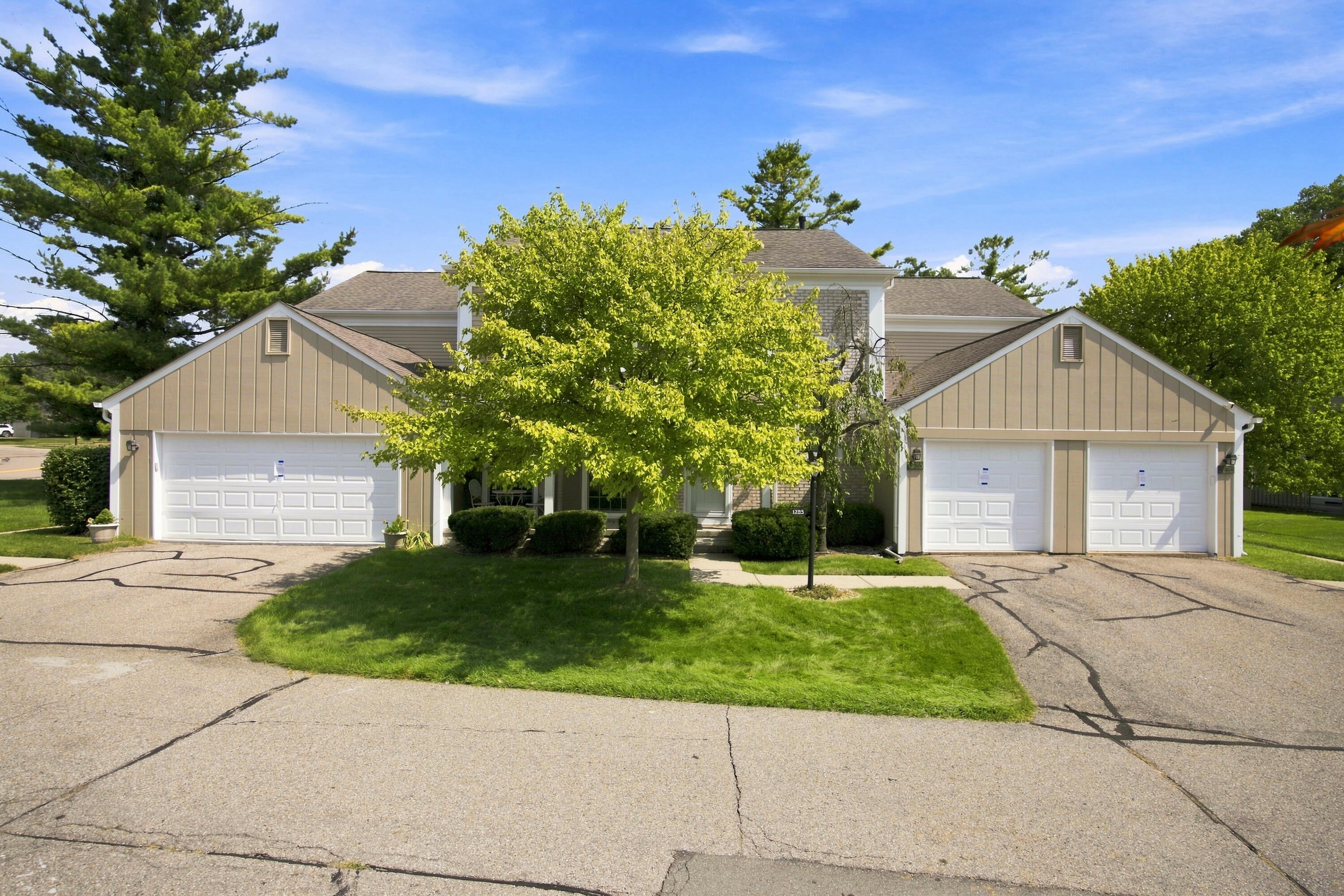 1285 Lamplighter Lane — photo