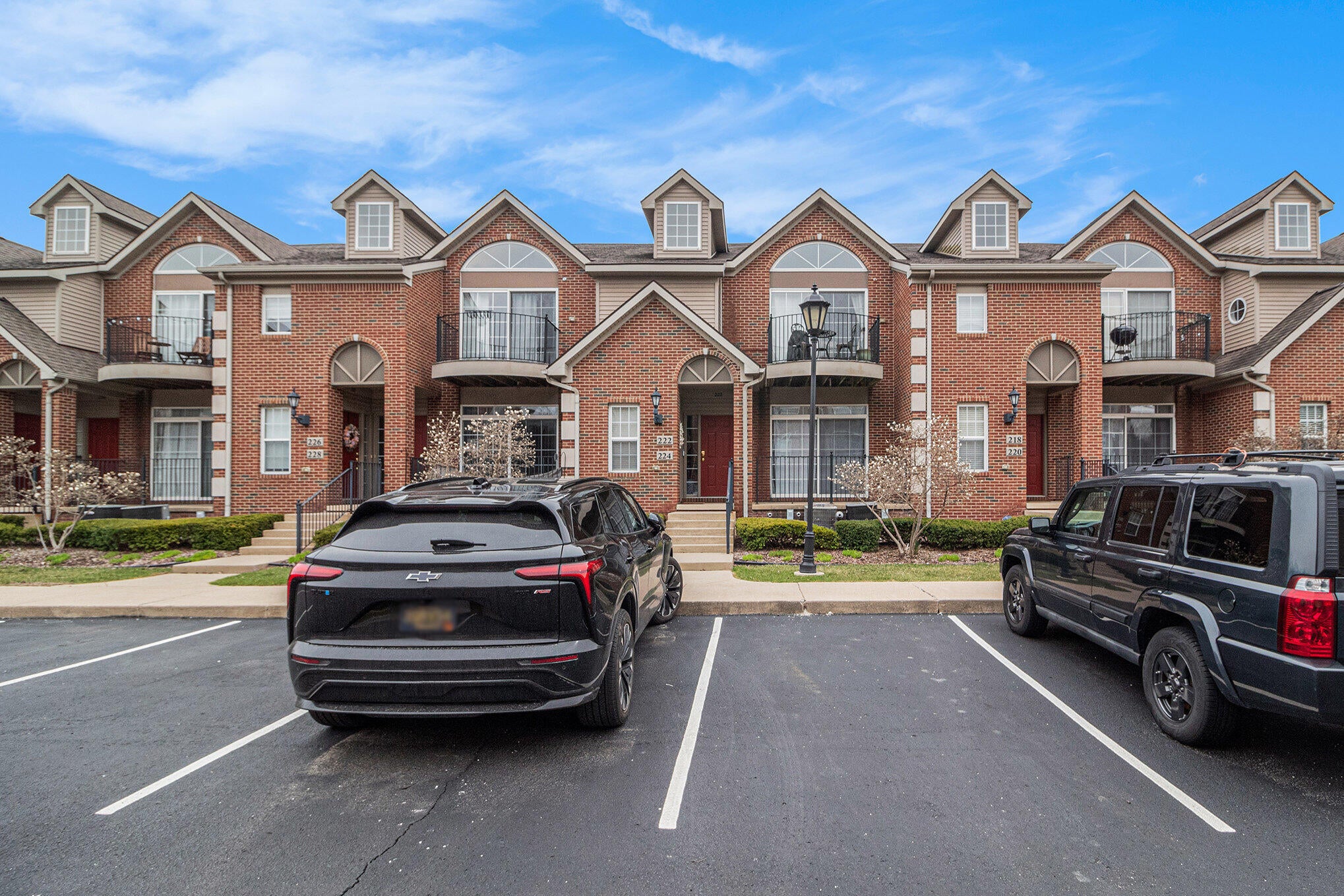 222 W Oakbrook Drive — photo