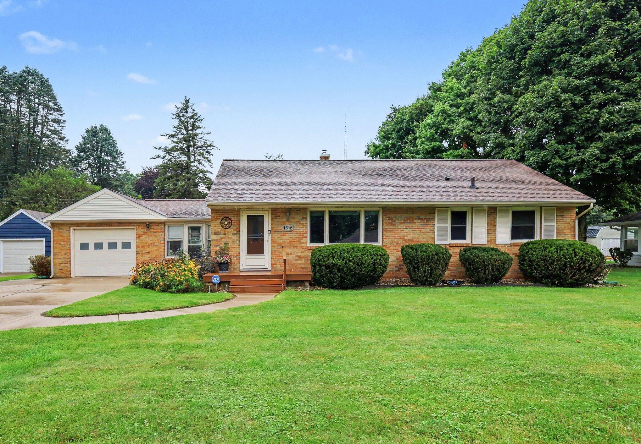 1512 Kensington Drive — photo