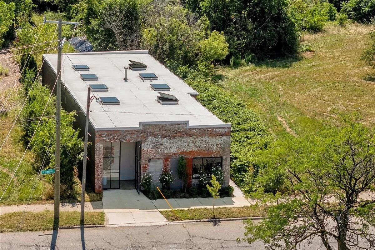 Home in Detroit, MI 48211 — photo 2
