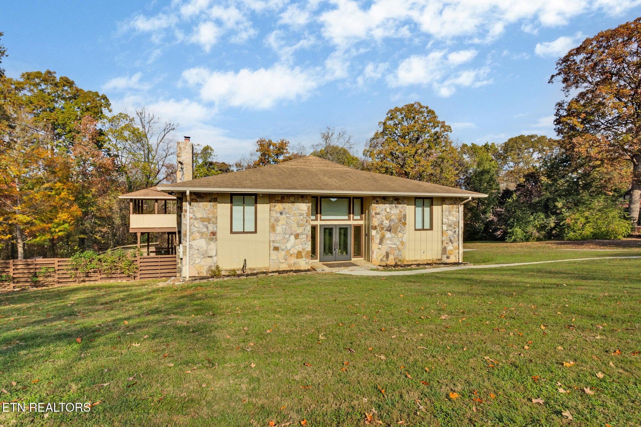 10105 Loma Drive — photo