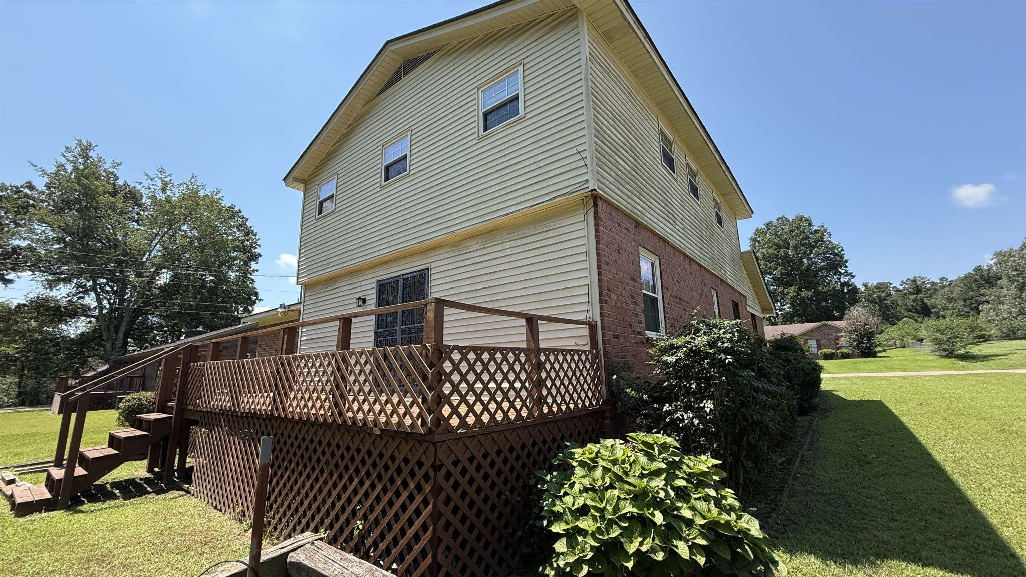 595 Swaney Dr — photo