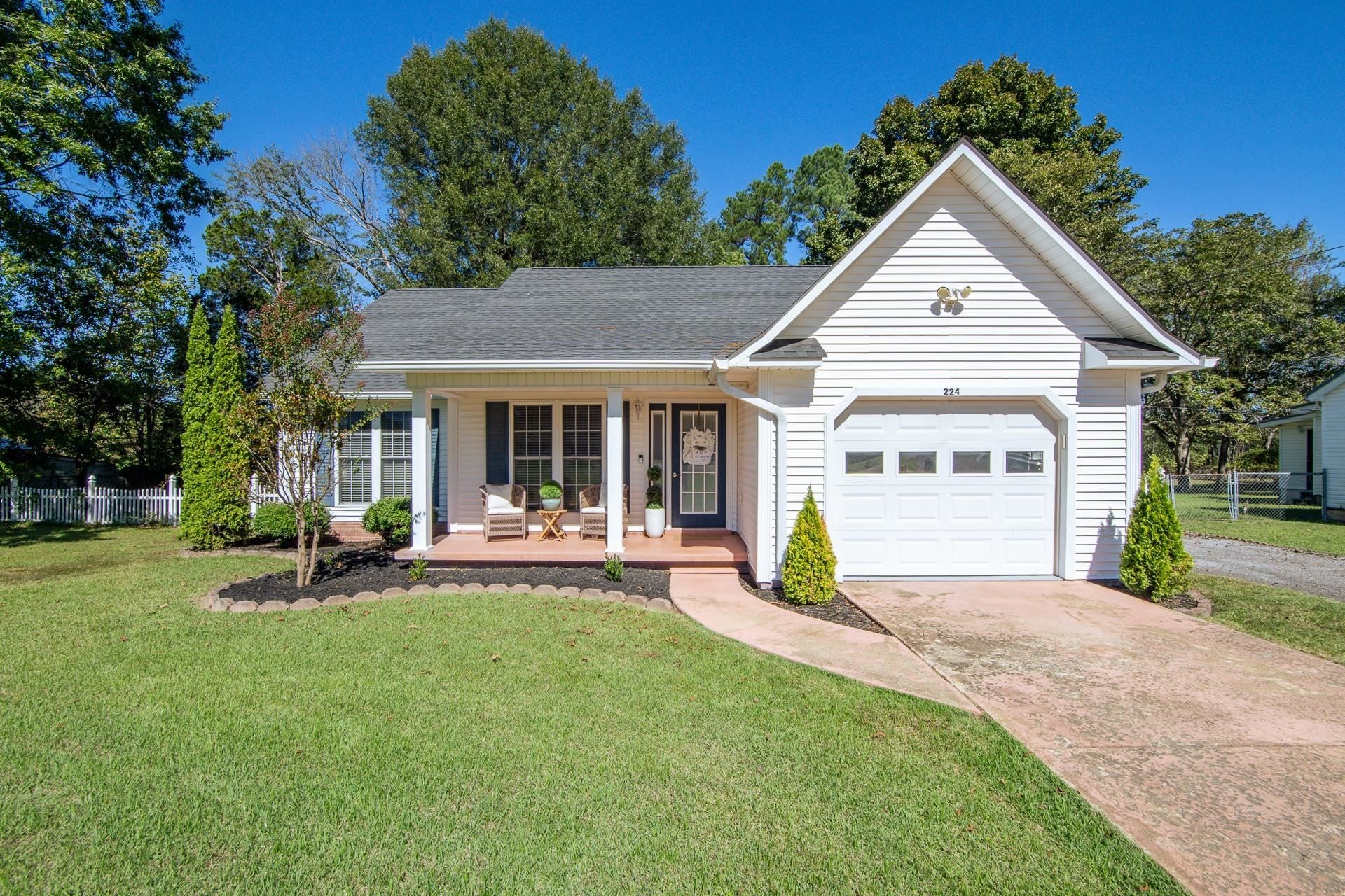224 Willow Dr — photo