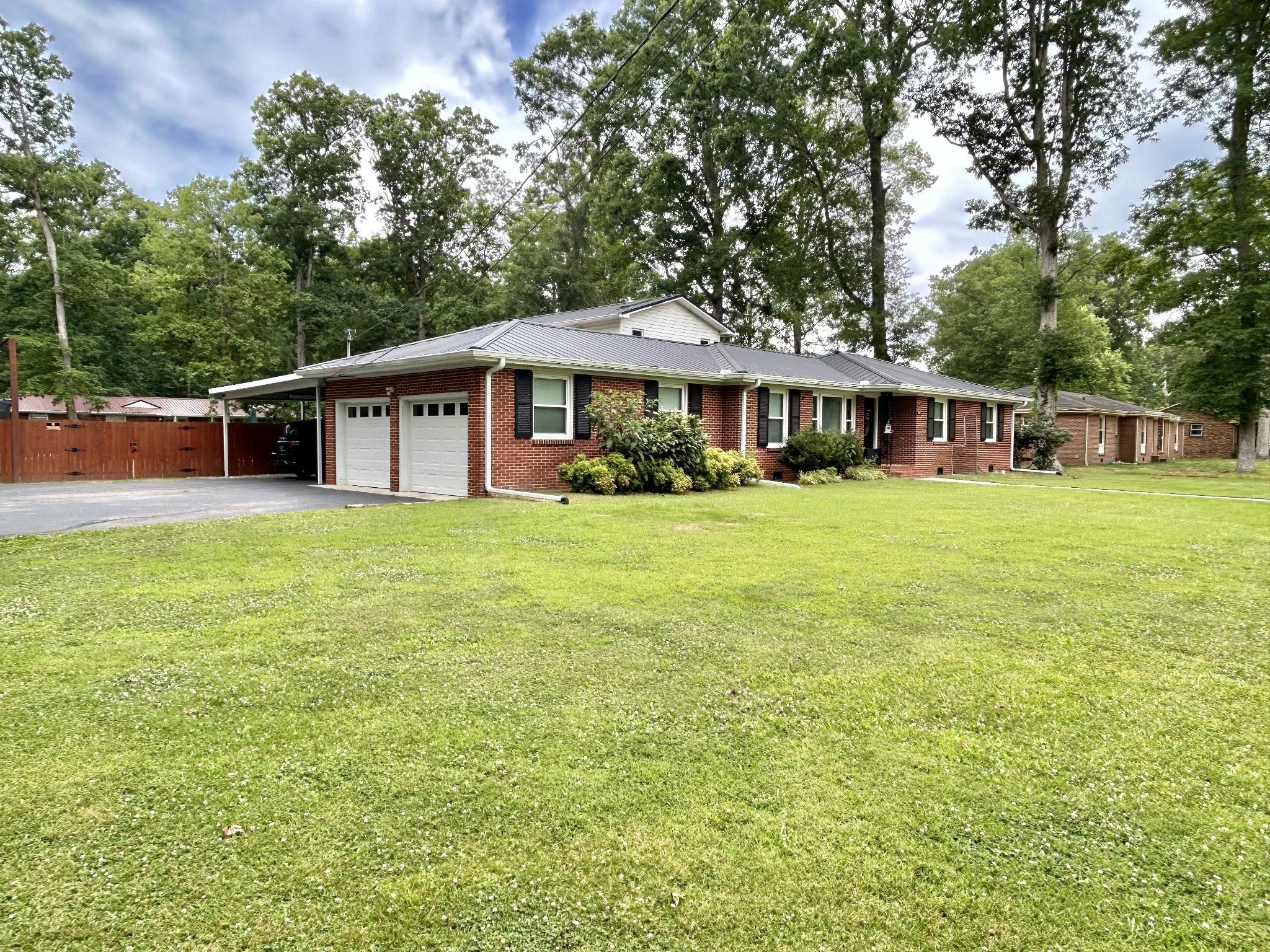 1212 Woodcrest Dr — photo