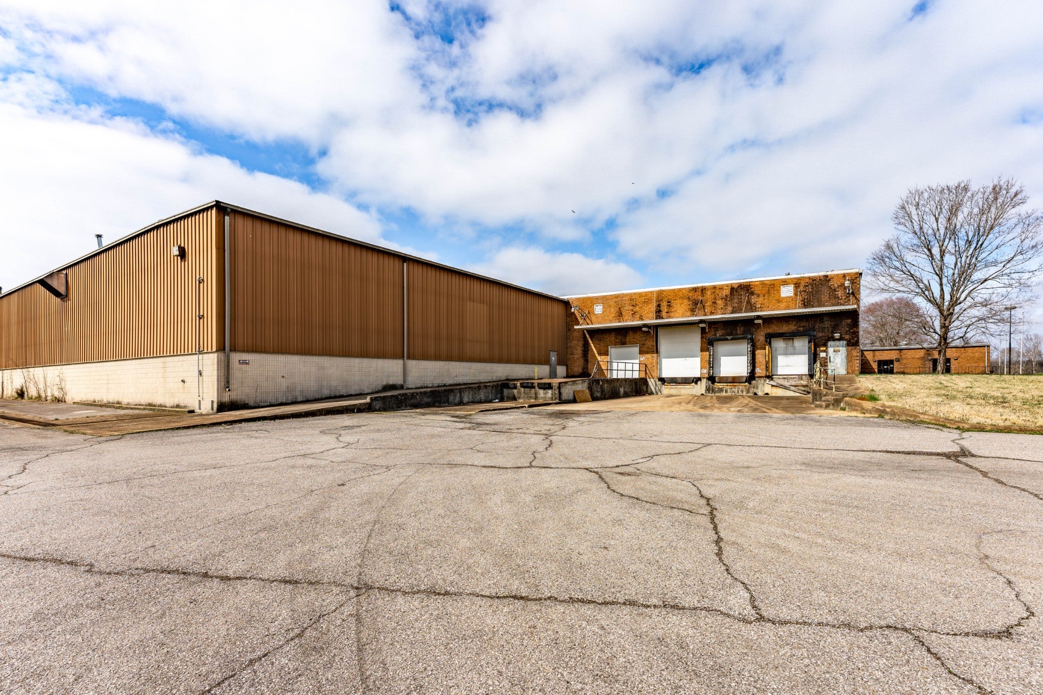 200 Universal Dr — photo