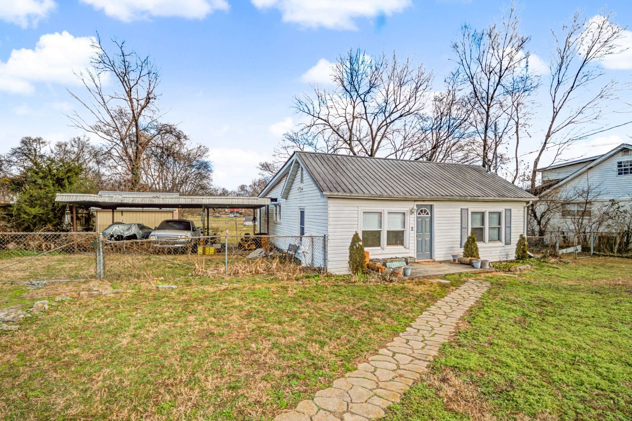 737 Saunders Ct — photo