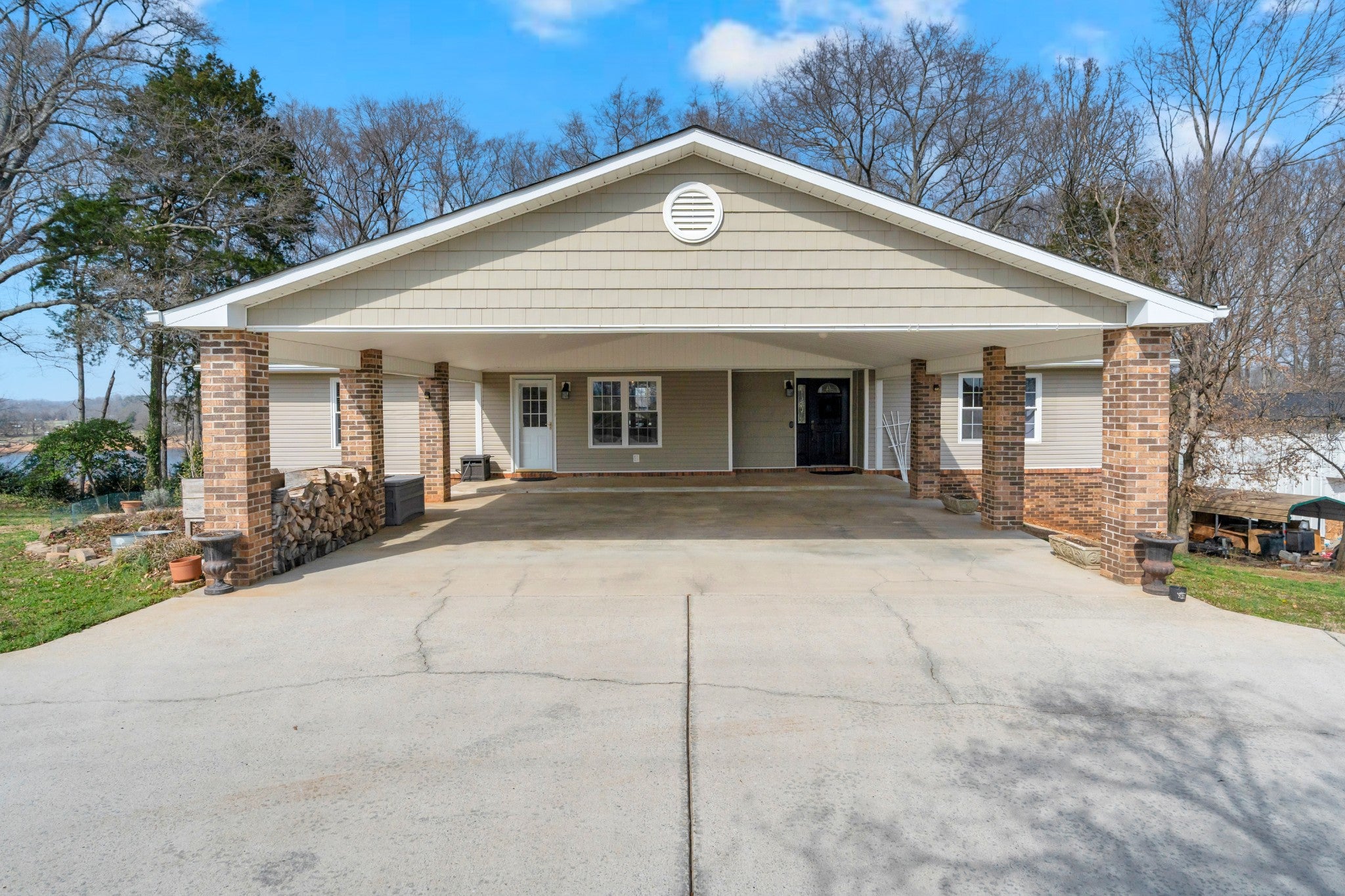 182 Loop Dr — photo