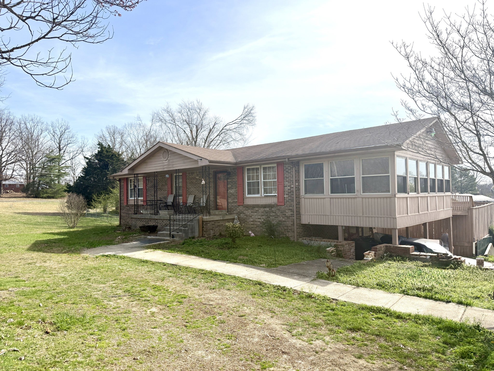 555 Eastside Dr — photo