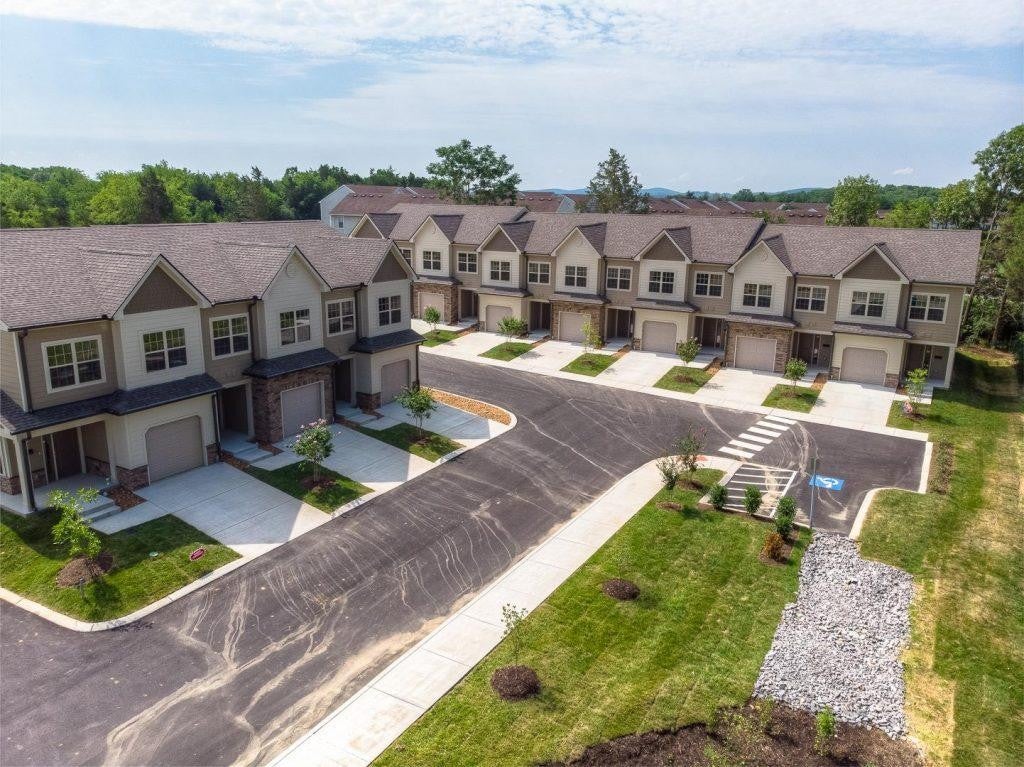 202 Signature Pl — photo