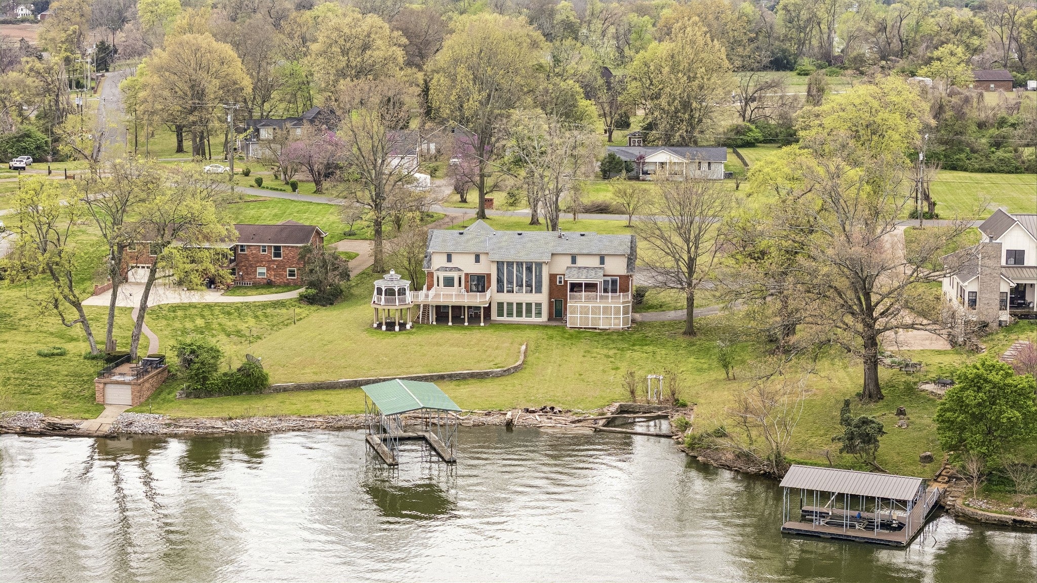 3211 Lakeshore Dr — photo