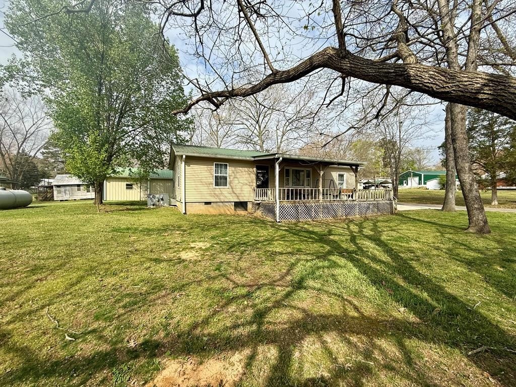 180 Center Dr — photo