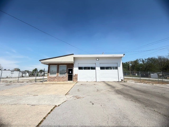 1000 E Main St — photo