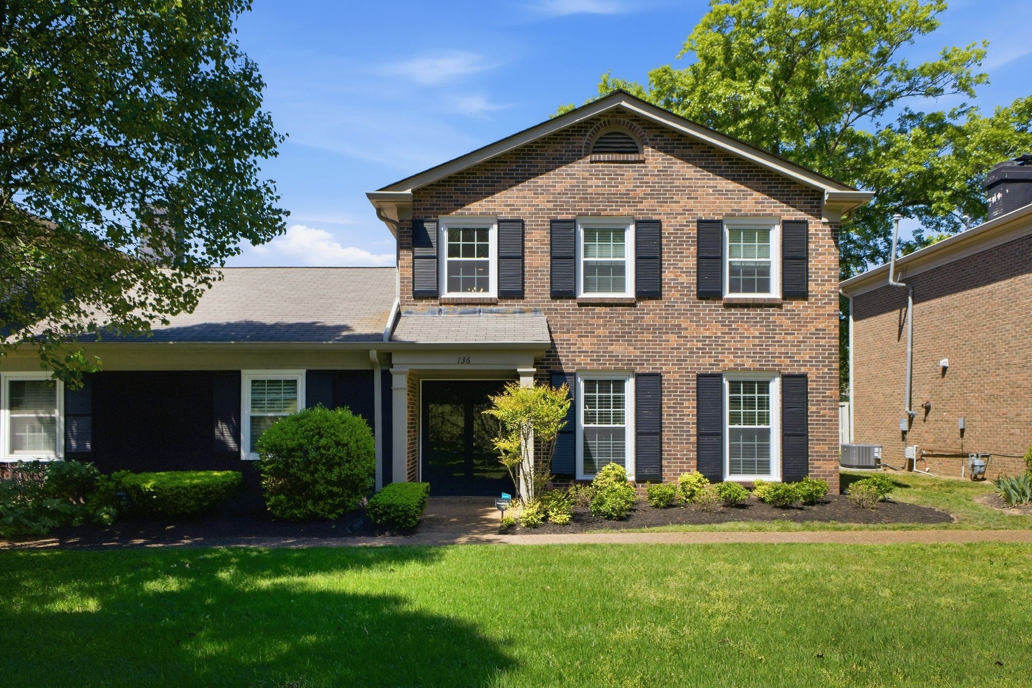136 Boxwood Dr — photo