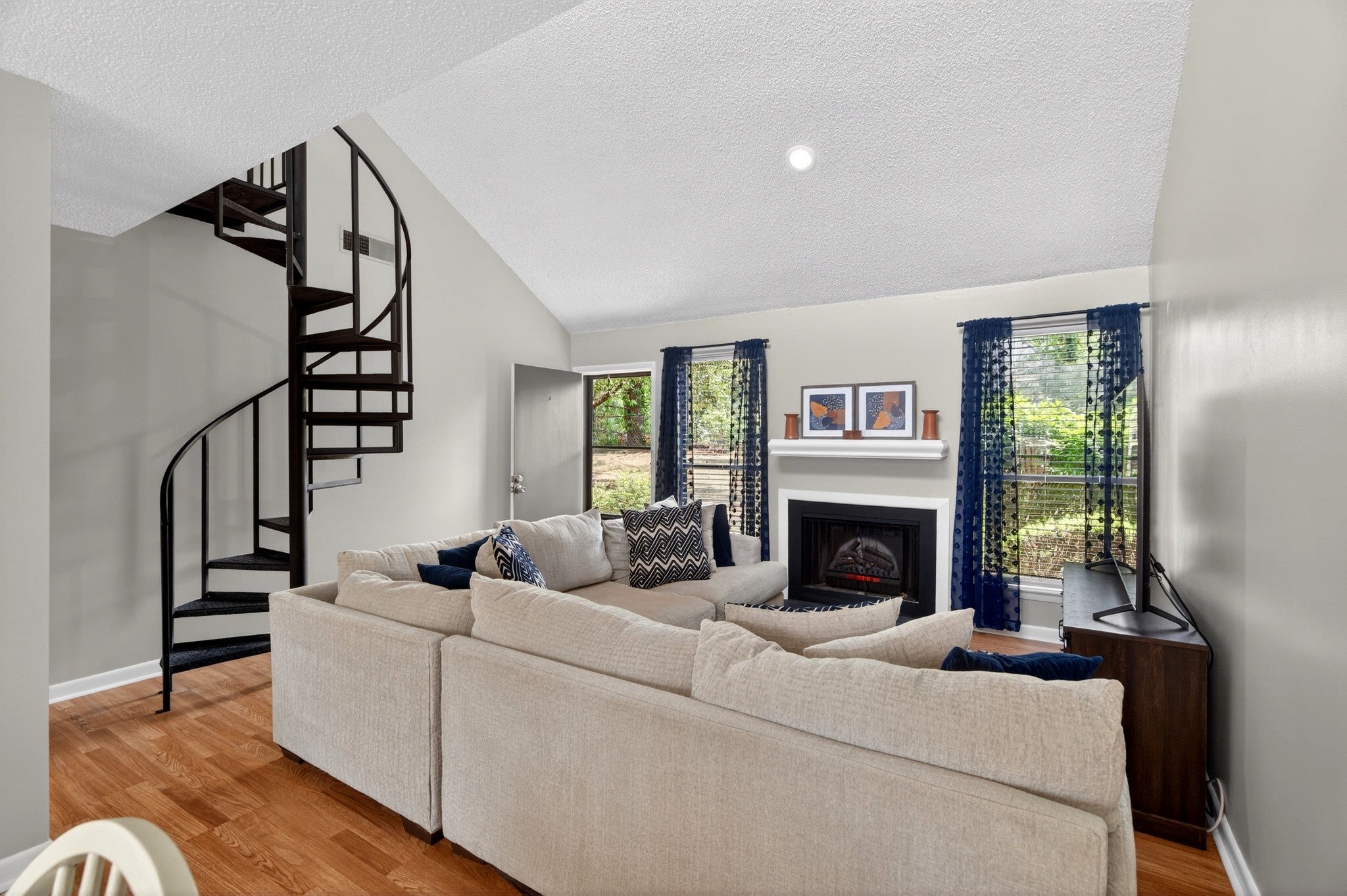 946 Old Fountain Ct — photo