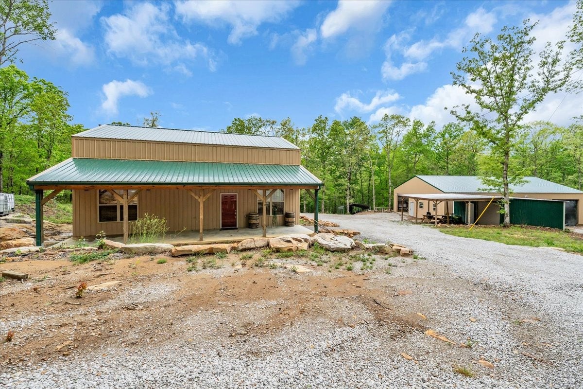 886 Hunters Ridge Dr — photo