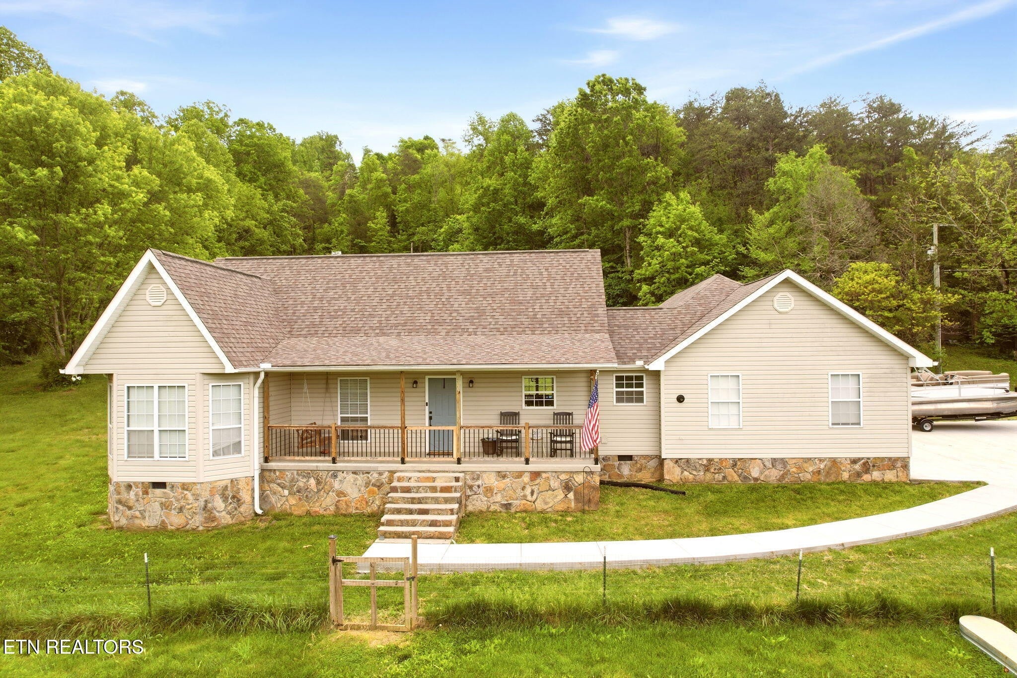 235 Raccoon Valley Rd — photo