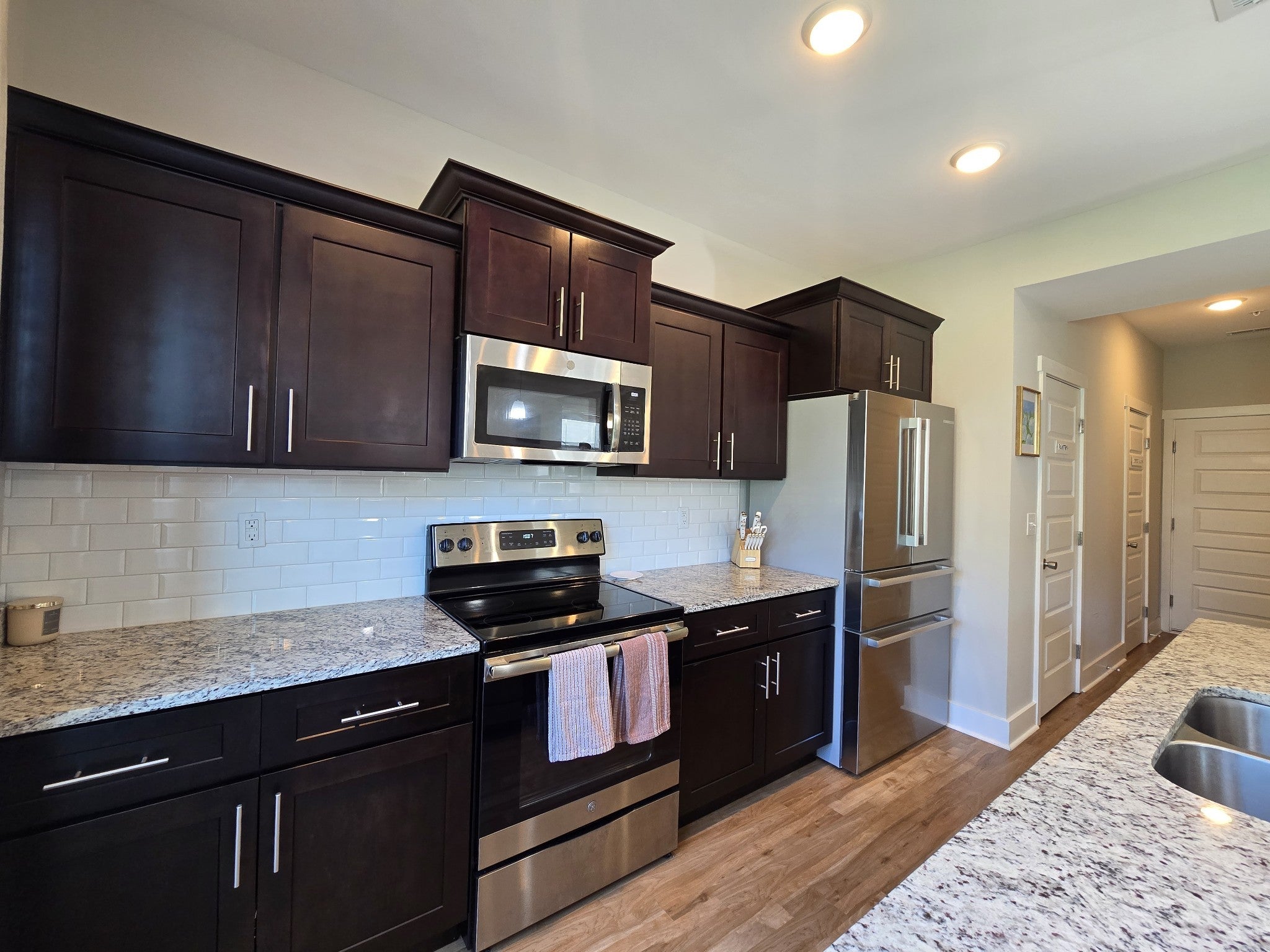 6006 Hillside Ln — photo